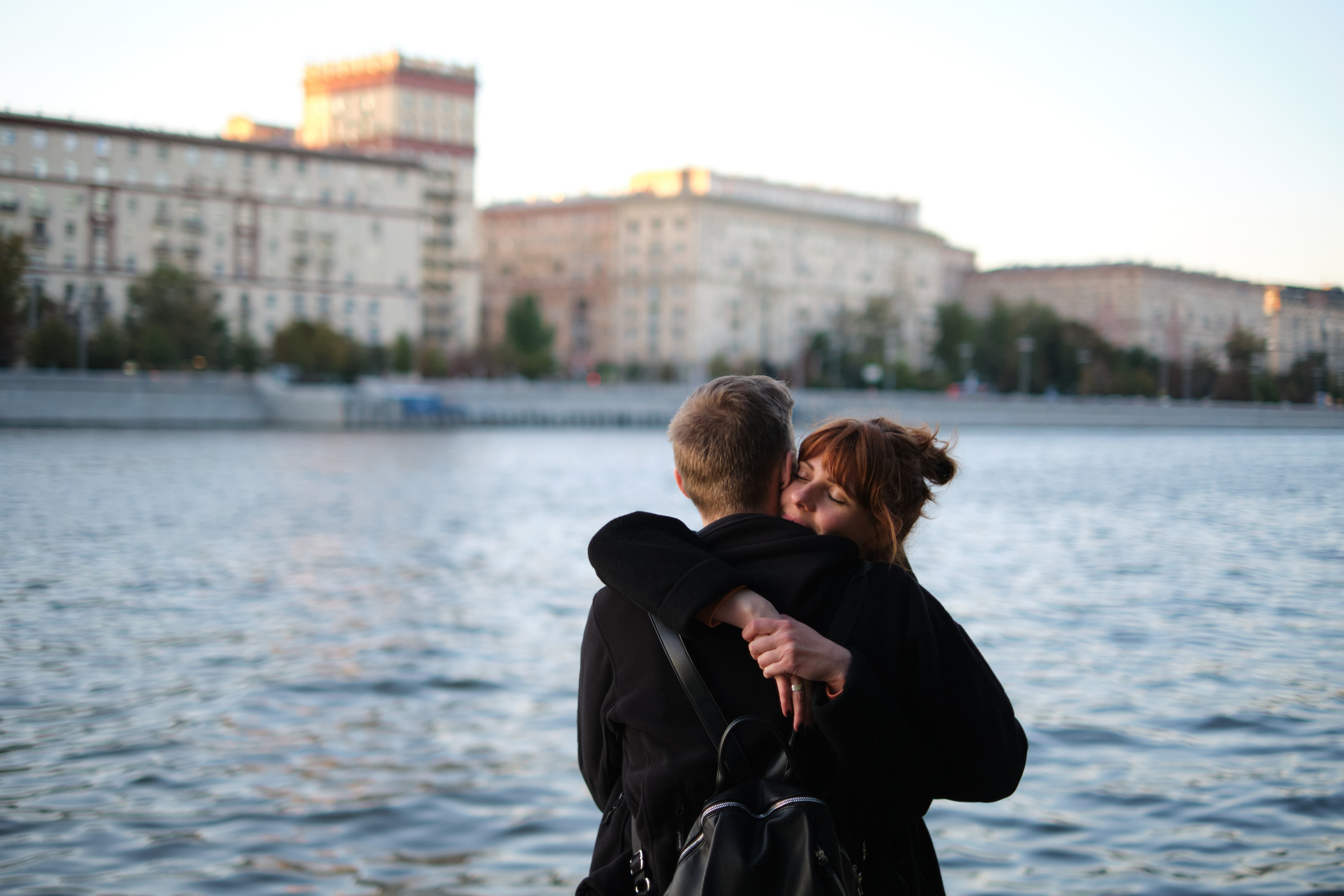 Фотосессия влюбленной пары на закате на набережной Нескучного сада. Елена Павленко. Фотограф. Москва