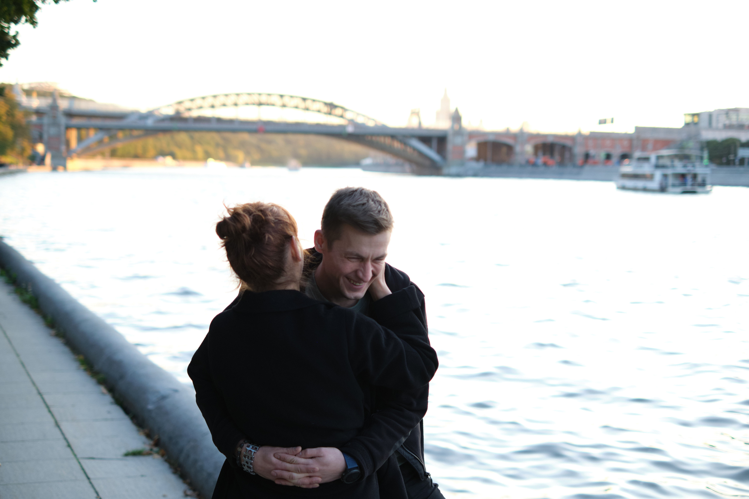 Фотосессия влюбленной пары на закате на набережной Нескучного сада. Елена Павленко. Фотограф. Москва