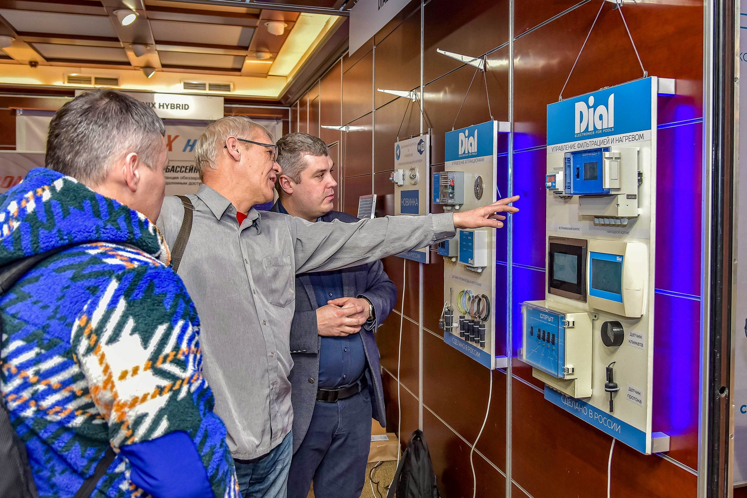 Живые репортажные кадры с выставки в Москве. репортажные фото общения посетителей выставки