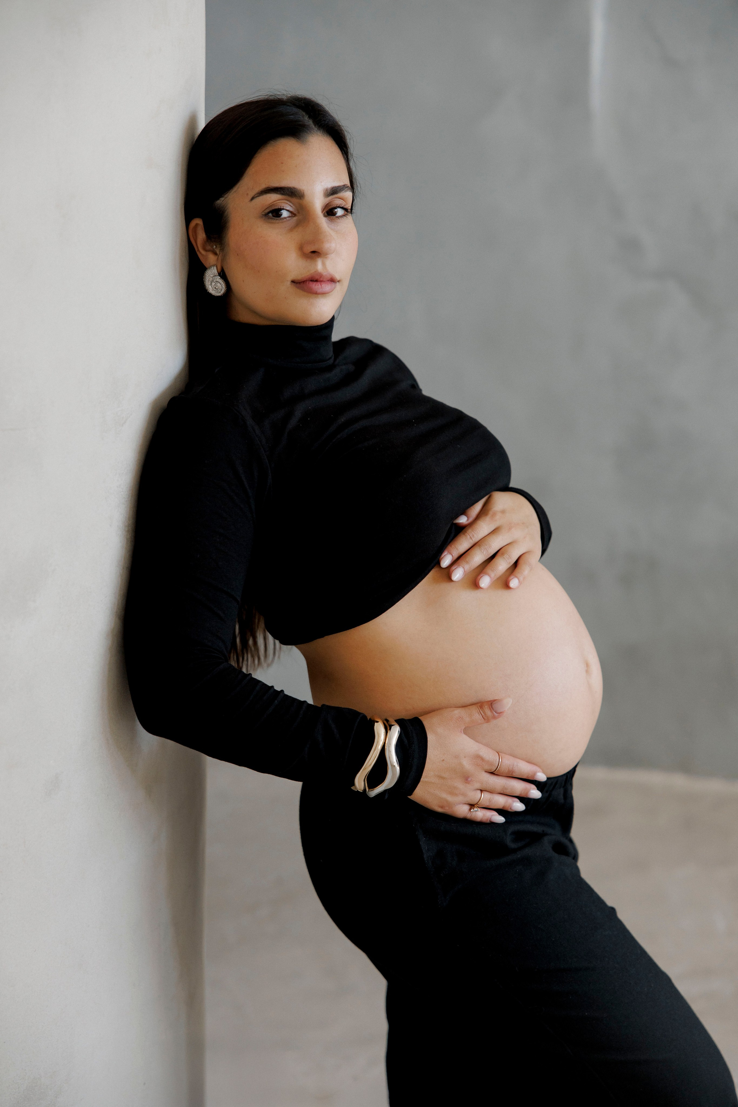 Pregnancy photoshoot inside the Grey Studio. Главная
