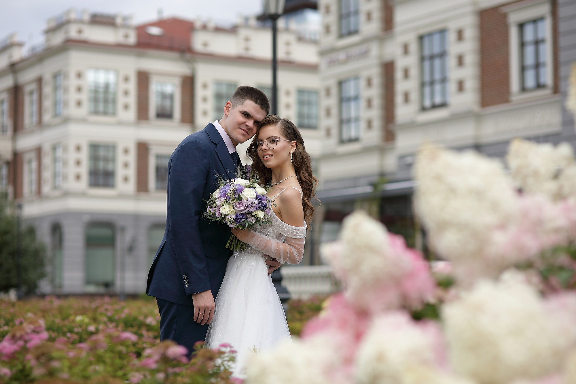 Свадебная фотосессия жениха и невесты в центре Екатеринбурга