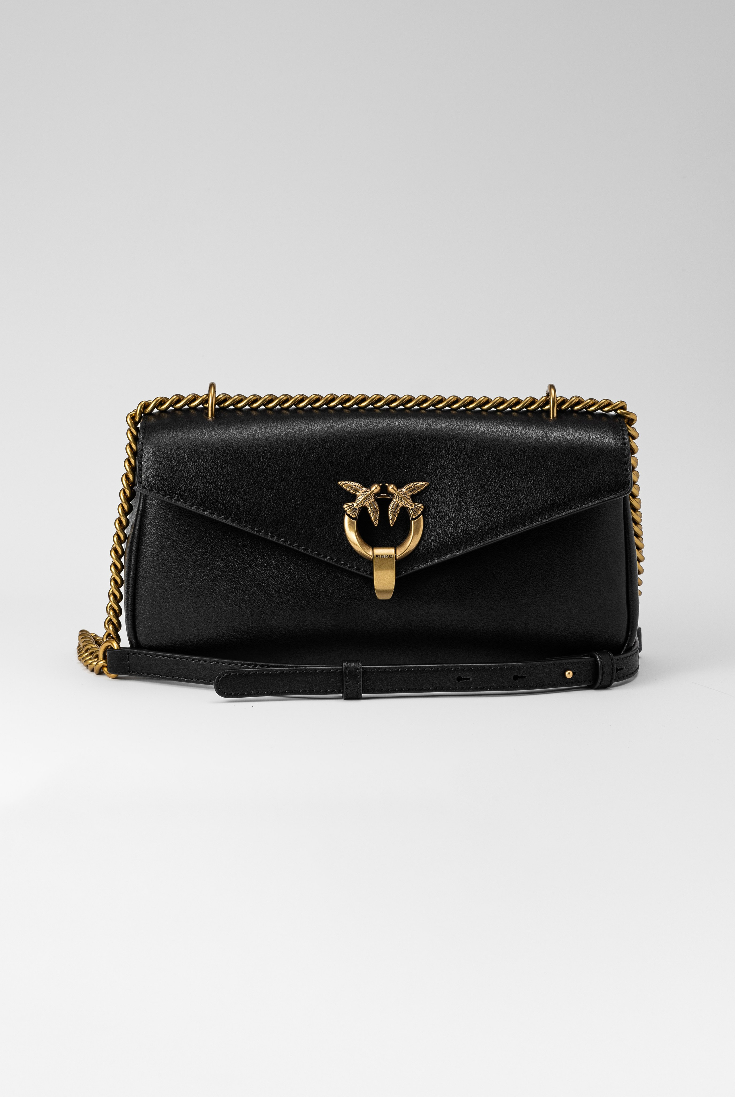 Сумка "Pinko" черного цвета  на белом фоне
