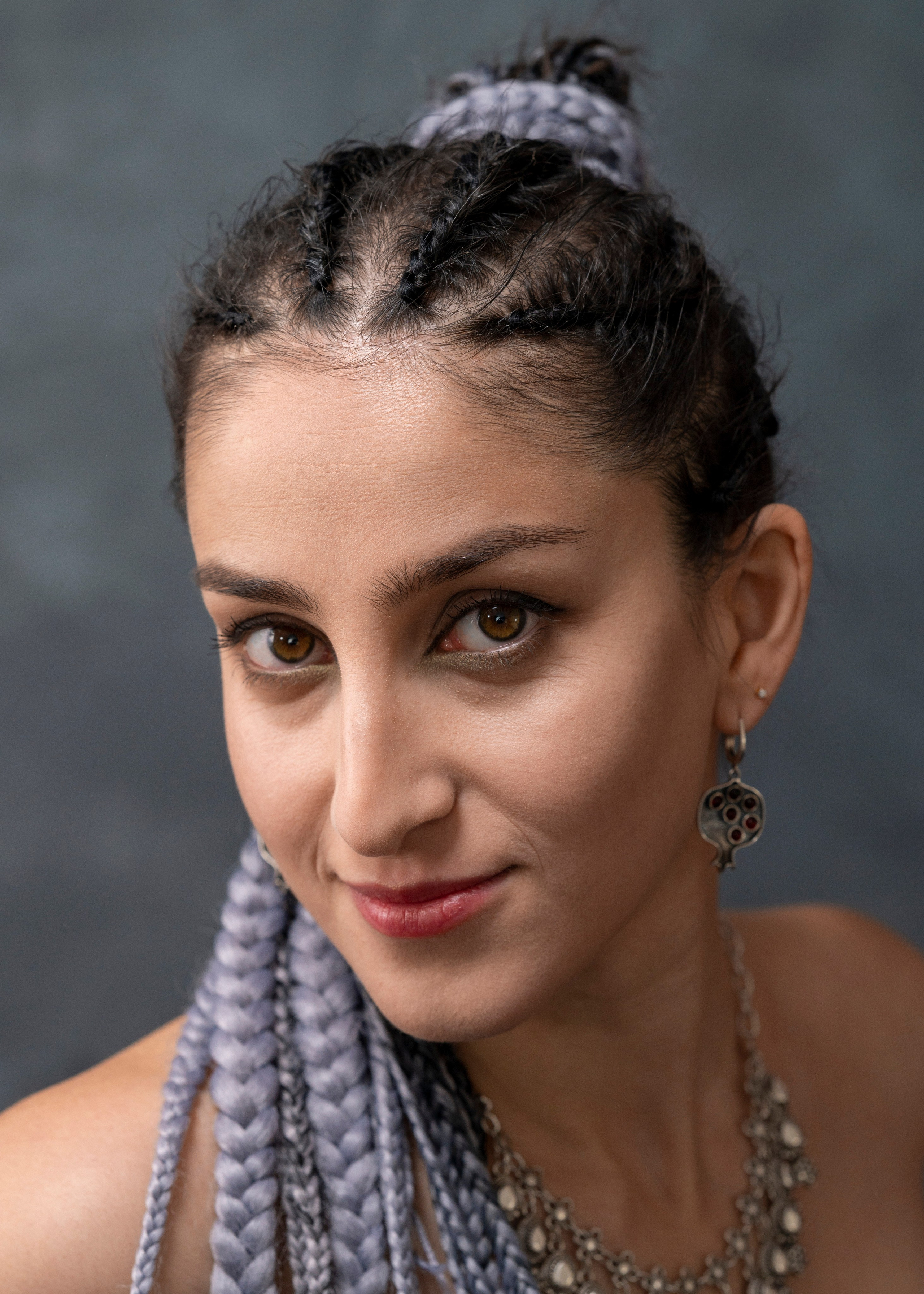 Студийная съёмка в красной ткани в римском стиле