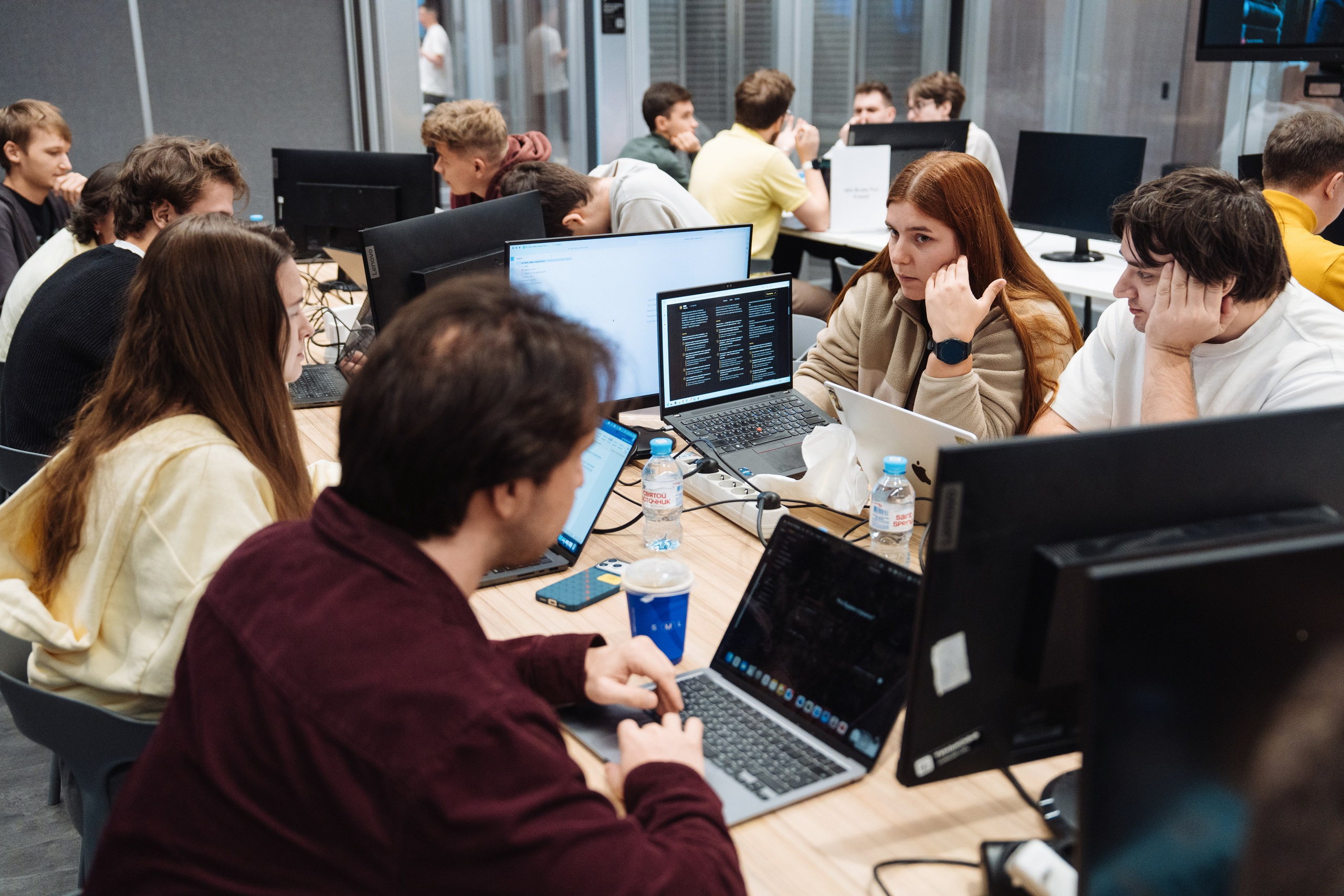 B2B Tech Day. Рекламный фотограф Москва — рекламная и бренд-съёмка | Polyakov