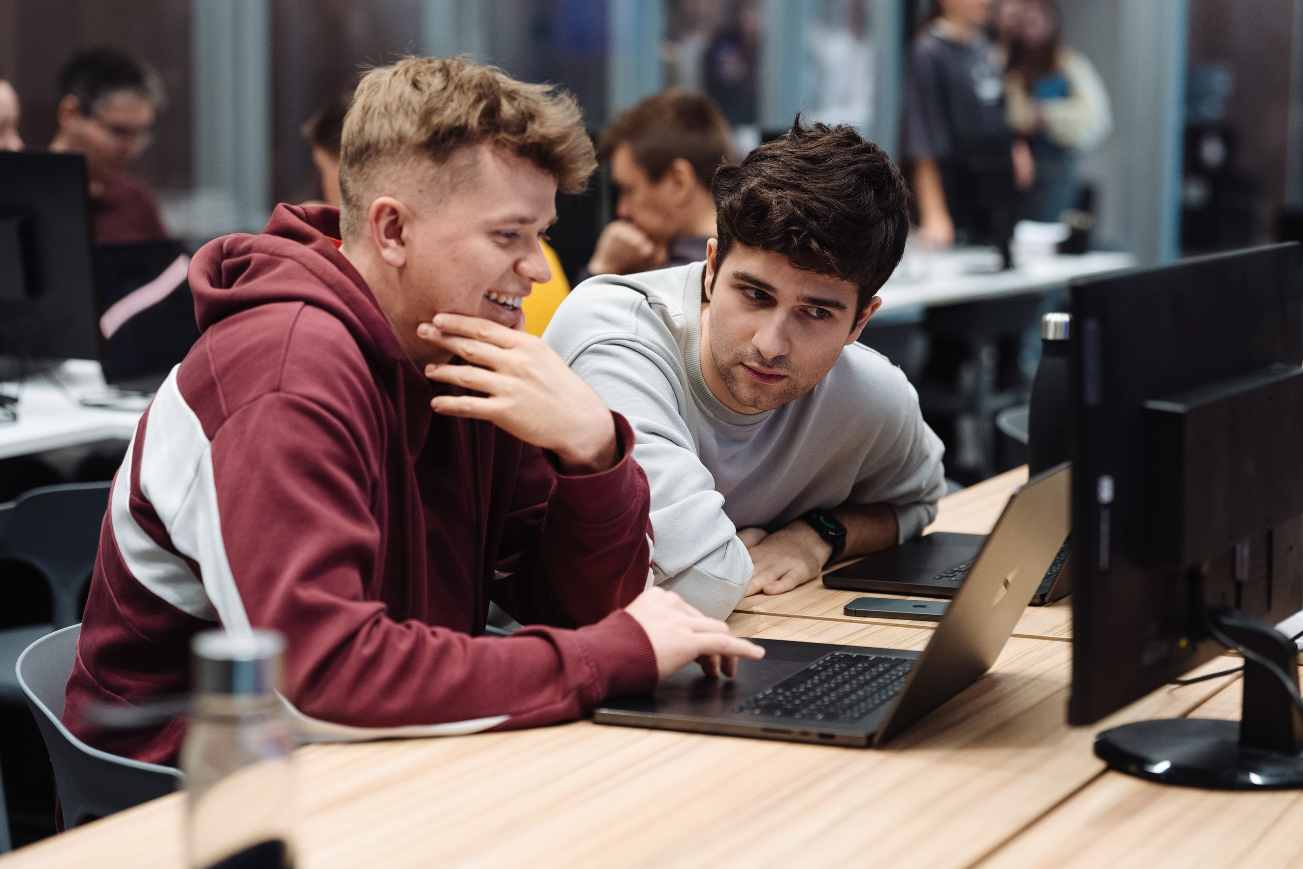 B2B Tech Day. Рекламный фотограф Москва — рекламная и бренд-съёмка | Polyakov