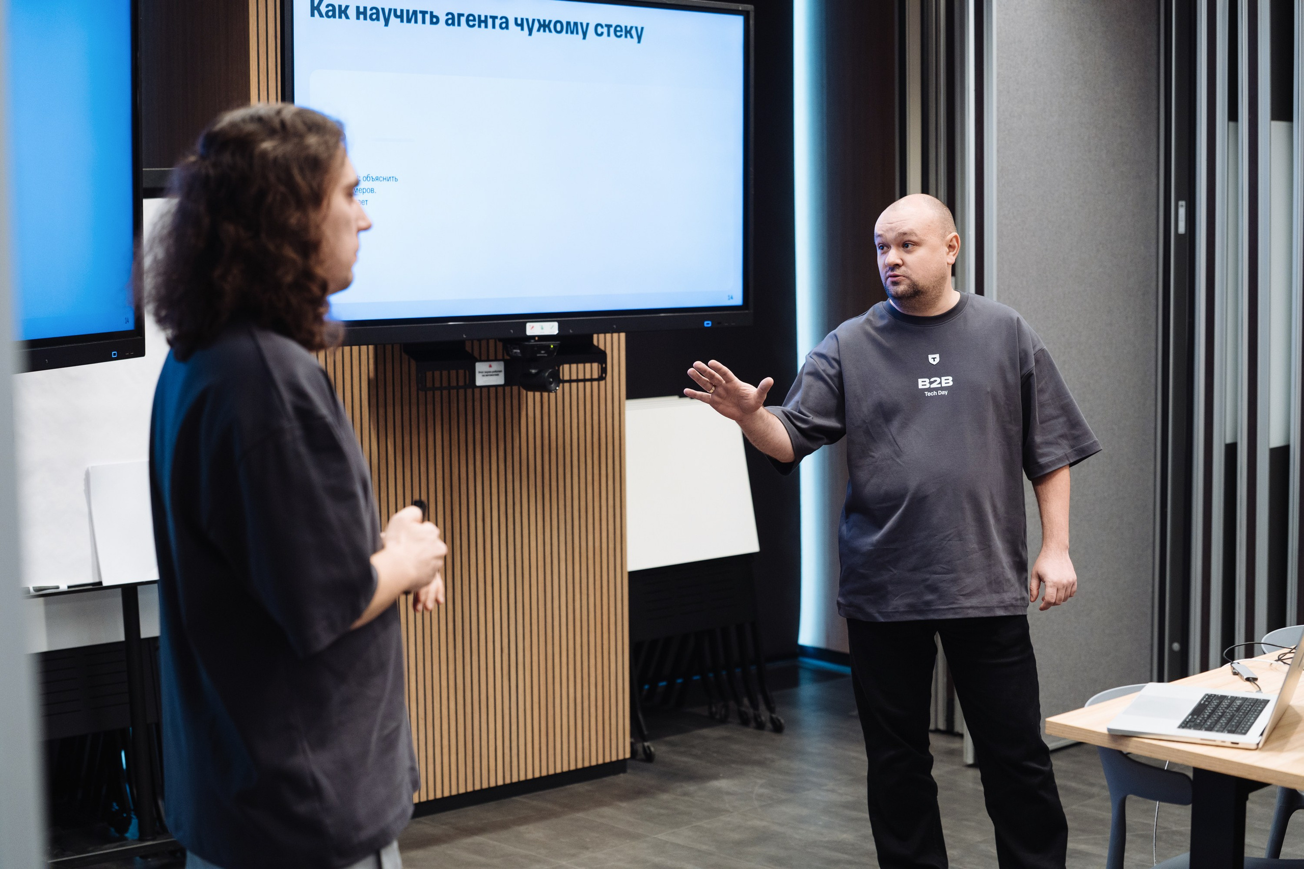 B2B Tech Day. Рекламный фотограф Москва — рекламная и бренд-съёмка | Polyakov