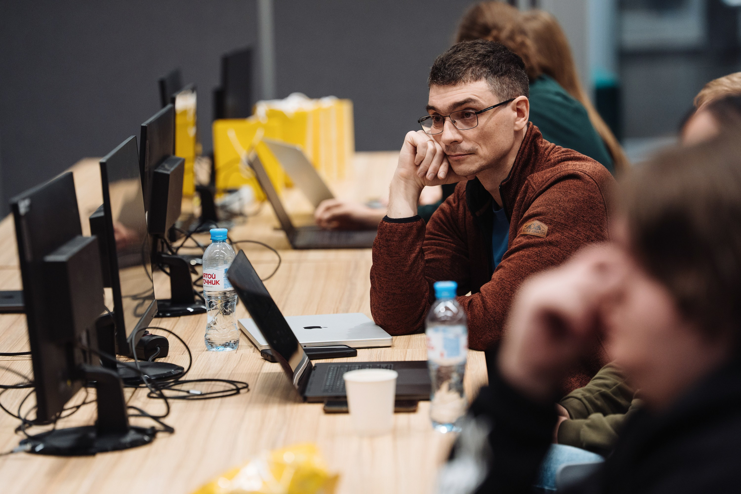 B2B Tech Day. Рекламный фотограф Москва — рекламная и бренд-съёмка | Polyakov