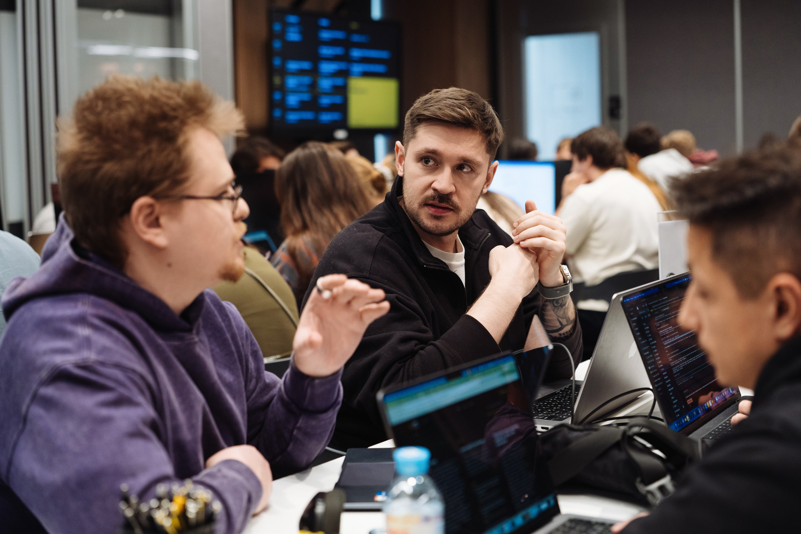 B2B Tech Day. Рекламный фотограф Москва — рекламная и бренд-съёмка | Polyakov