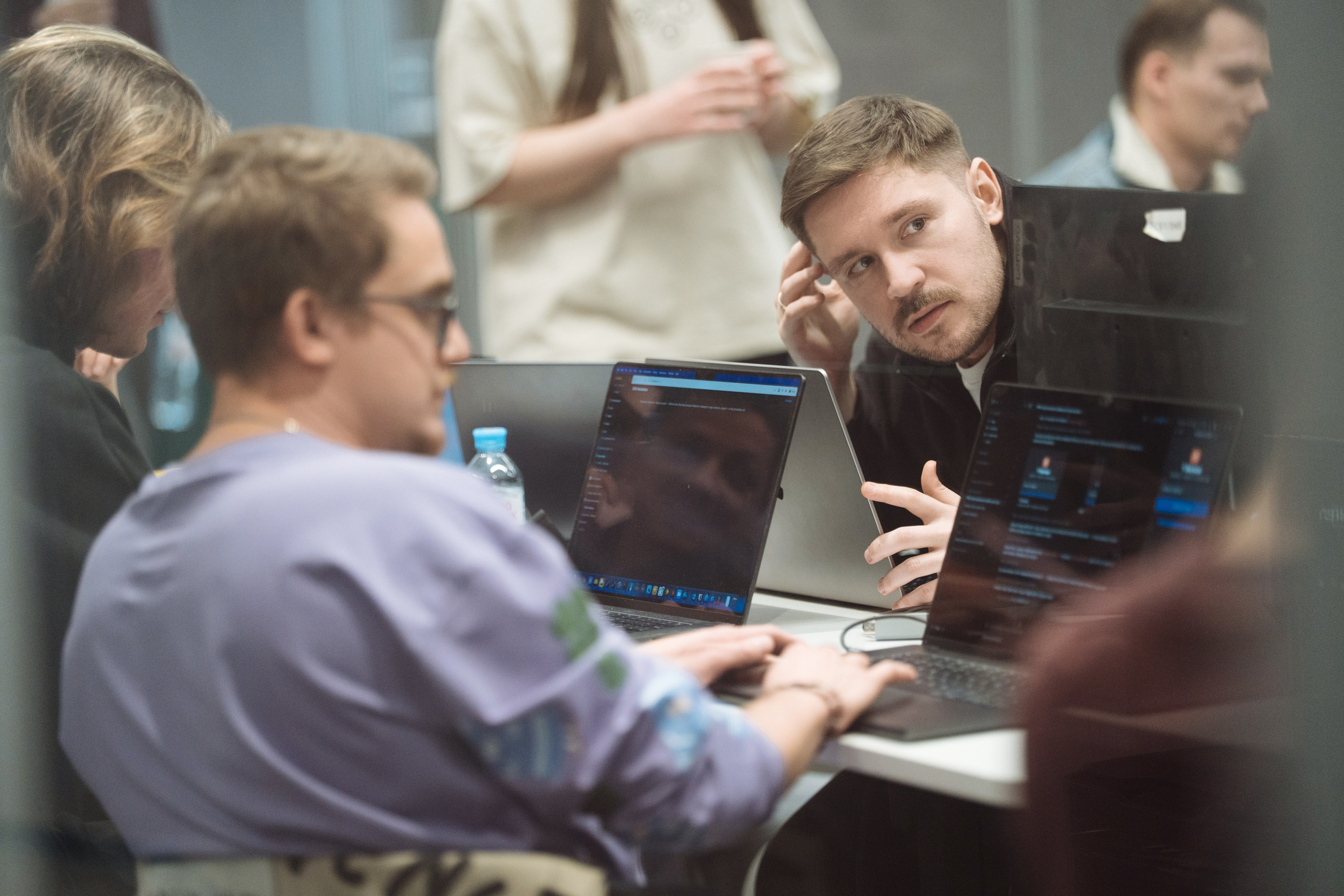 B2B Tech Day. Рекламный фотограф Москва — рекламная и бренд-съёмка | Polyakov