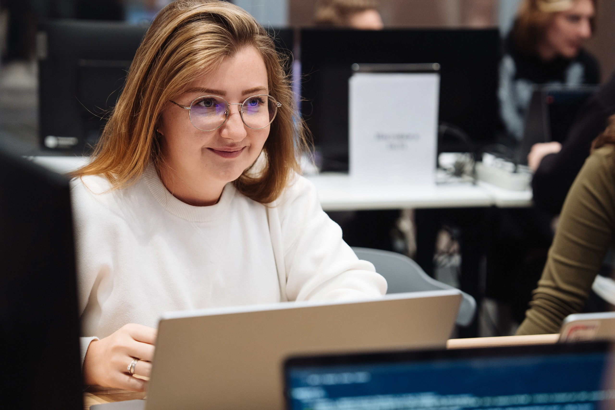 B2B Tech Day. Рекламный фотограф Москва — рекламная и бренд-съёмка | Polyakov