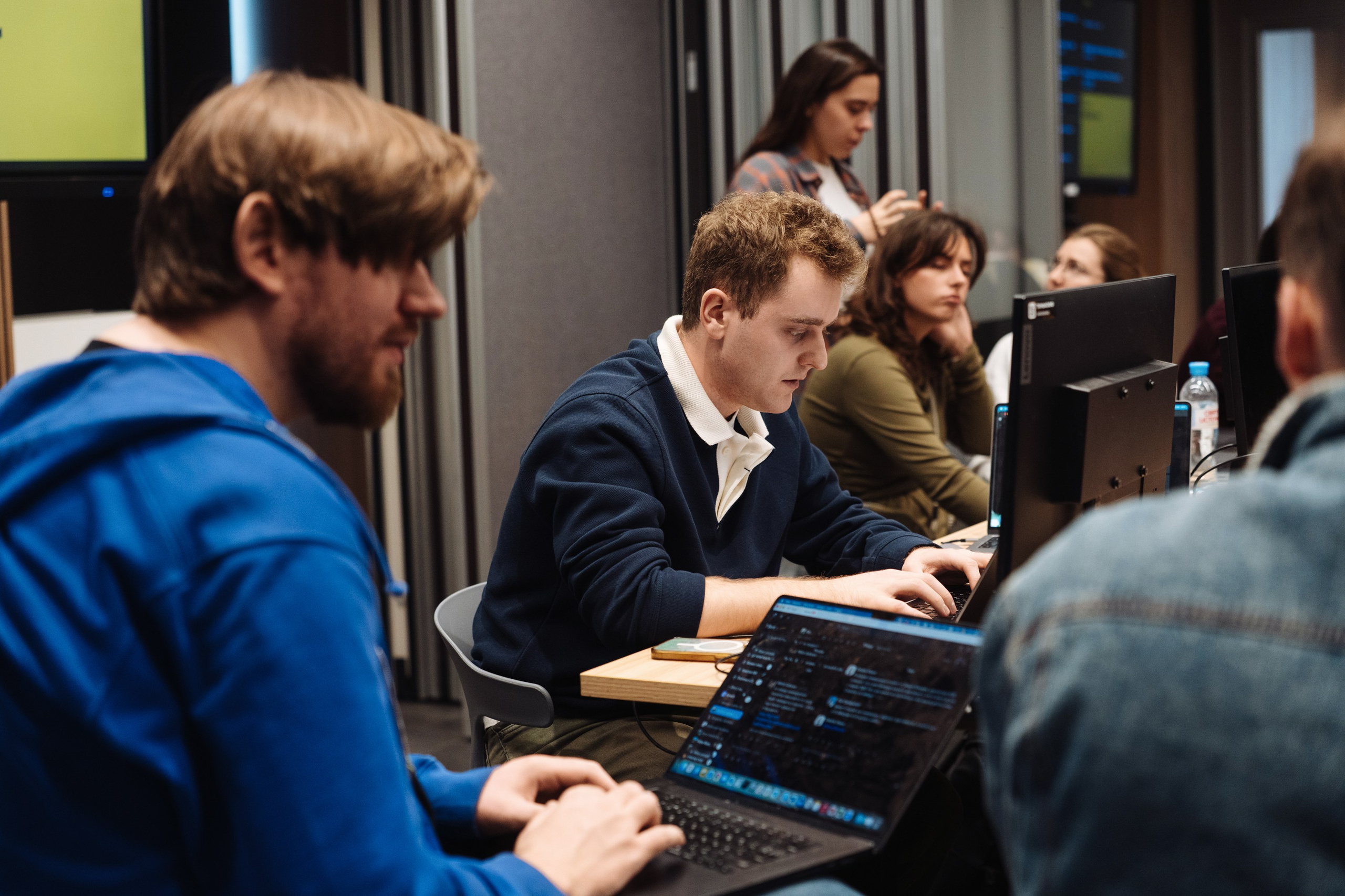 B2B Tech Day. Рекламный фотограф Москва — рекламная и бренд-съёмка | Polyakov