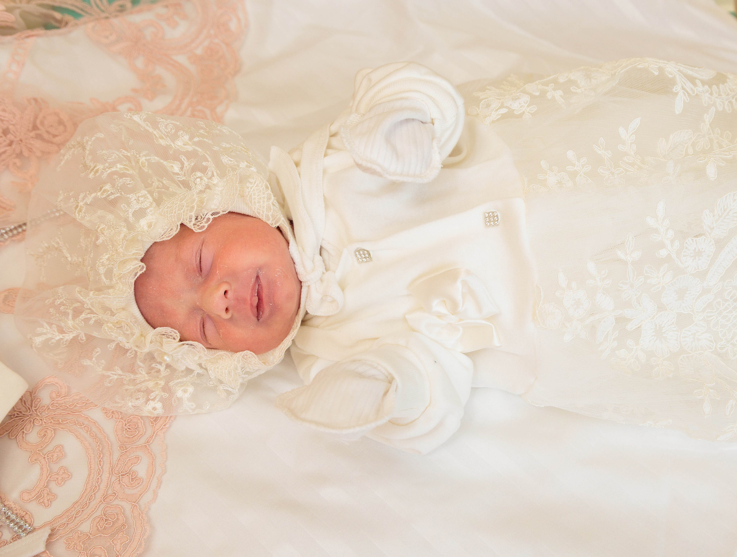 Счастливые родители и новорожденный на выписке в Лермонтове.