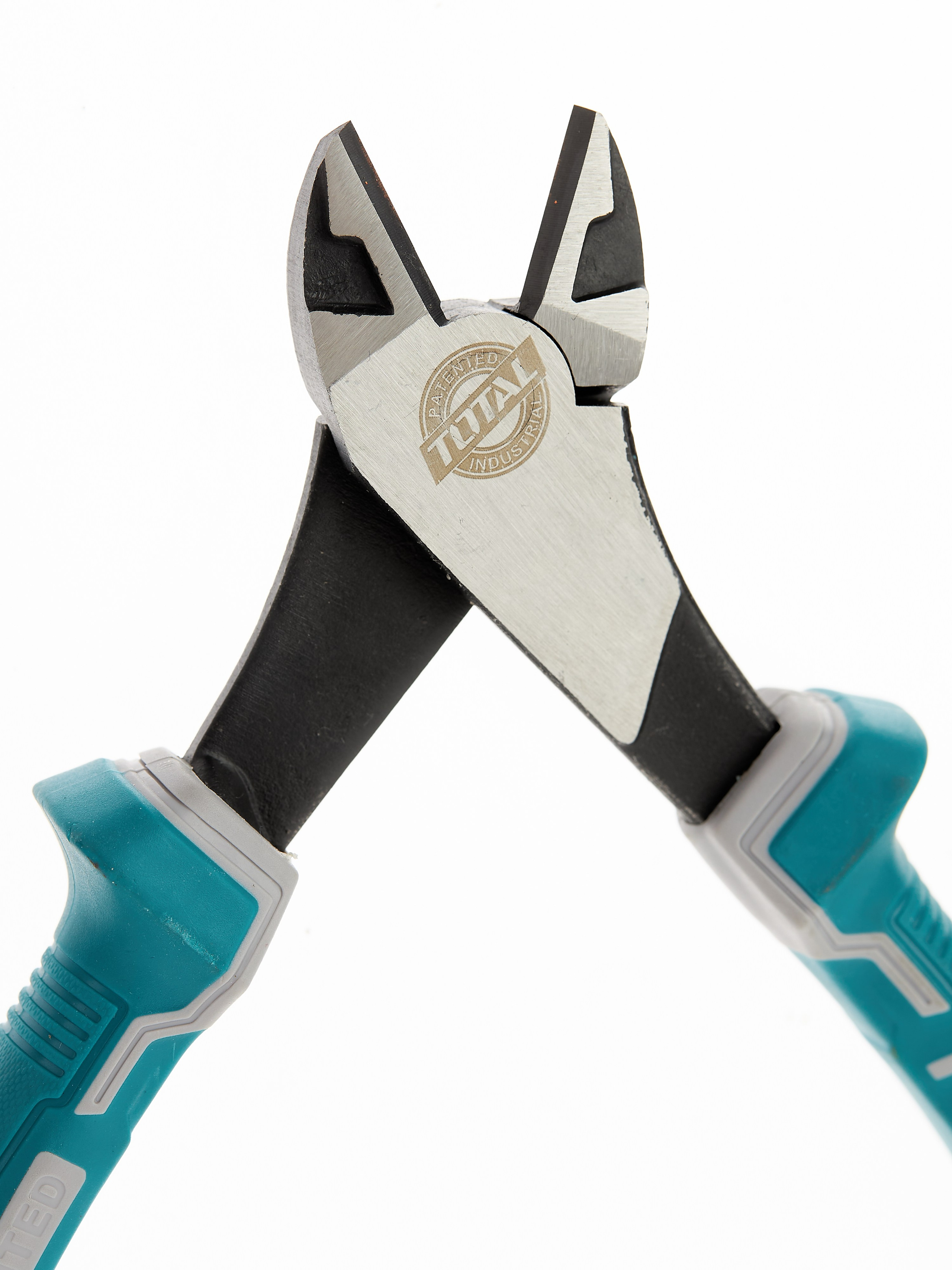 Кусачки близко на белом фоне