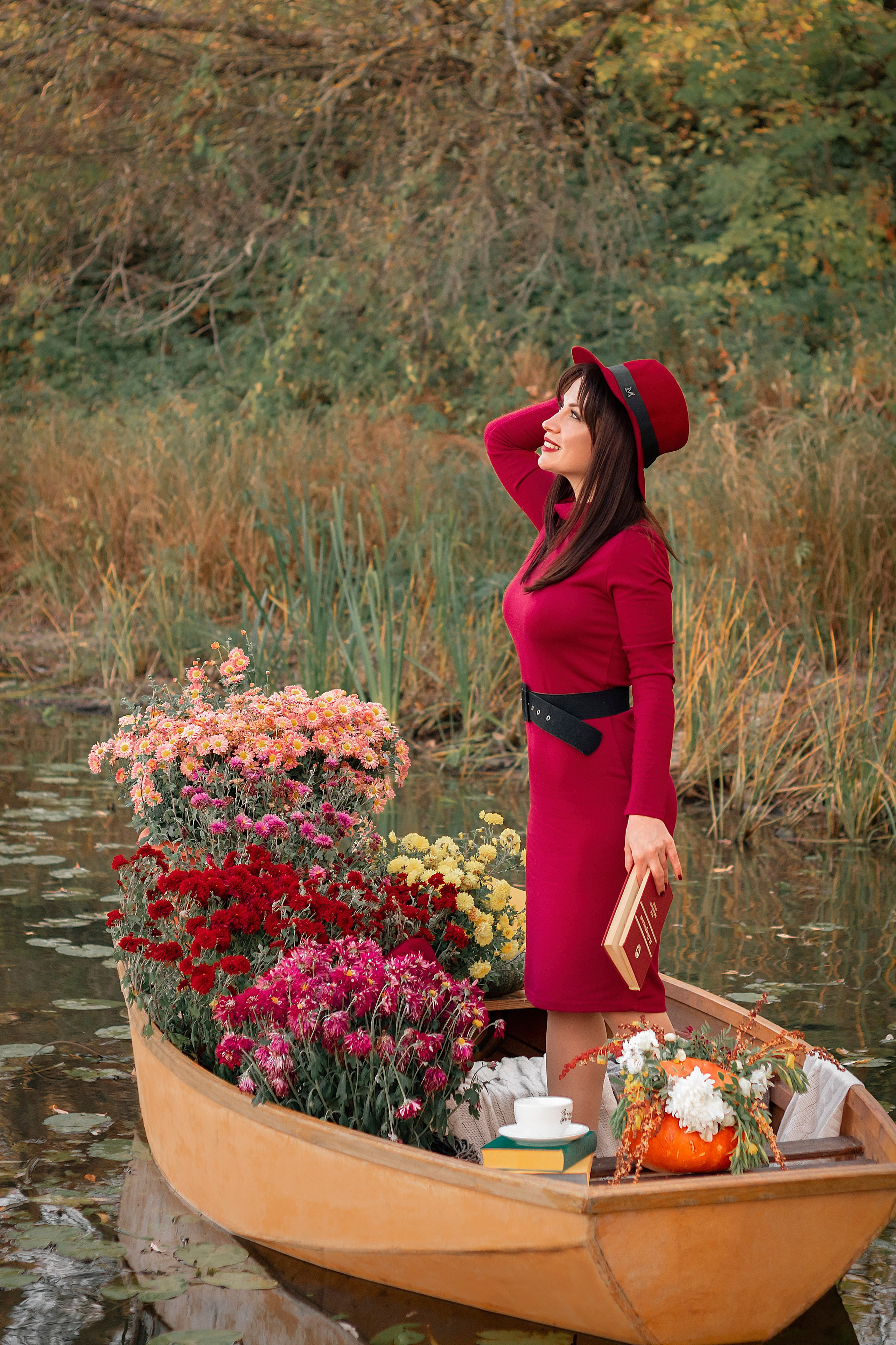 Лодка с хризантемами. Фотограф Ольга Бобб Нижний Новгород