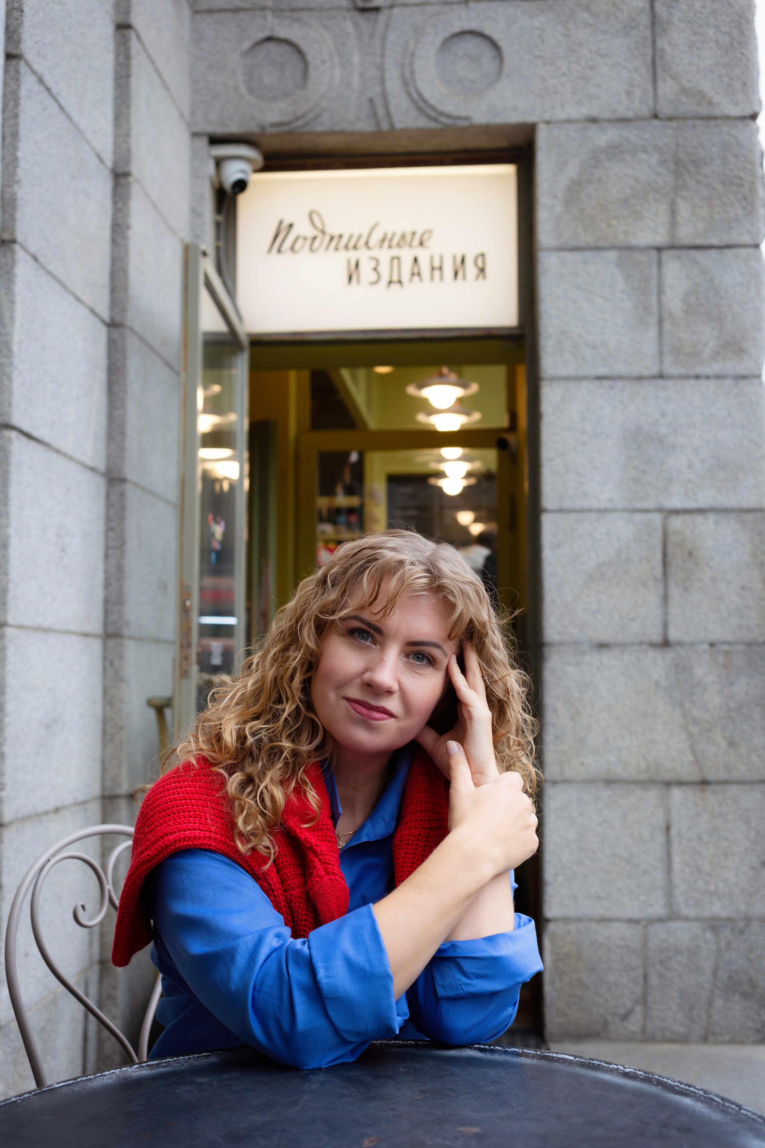 Фотосессия в СПб и книжном магазине Подписные издания. Портретные фотосессии, контент-съемки, репортаж