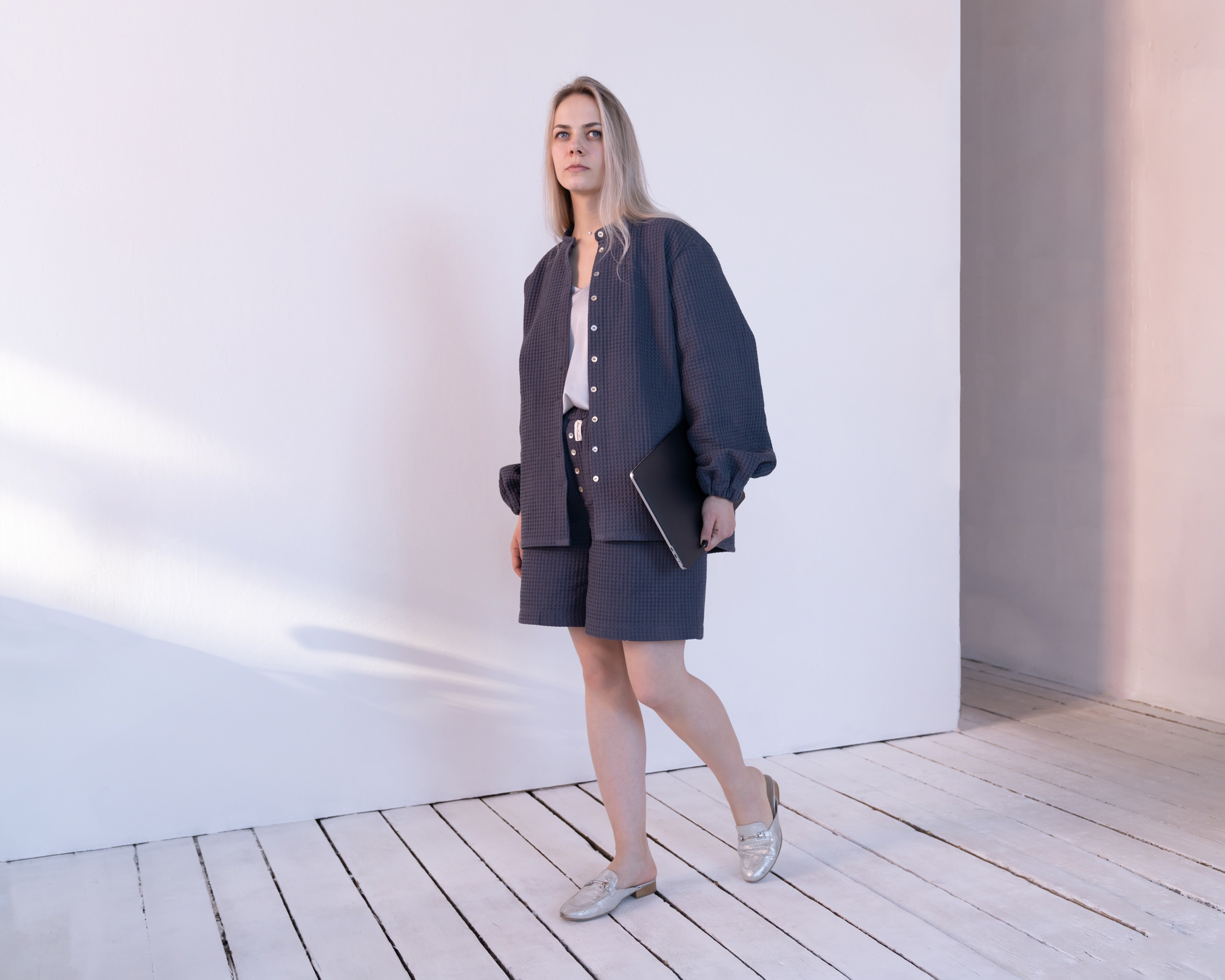 Комплект (рубашка и шорты) из хлопковой ткани (рисунок ткани - вафельный). Цвет - графит. Рубашка в двух размерах oversize: 42-48 и 48-54. Рубашка с воротником стойкой, рукава по-низу на широкой резинке. Шорты на резинке, с карманами. Шорты в двух размерах: 42-48 и 48-54. Цена комплекта - 5700 руб.