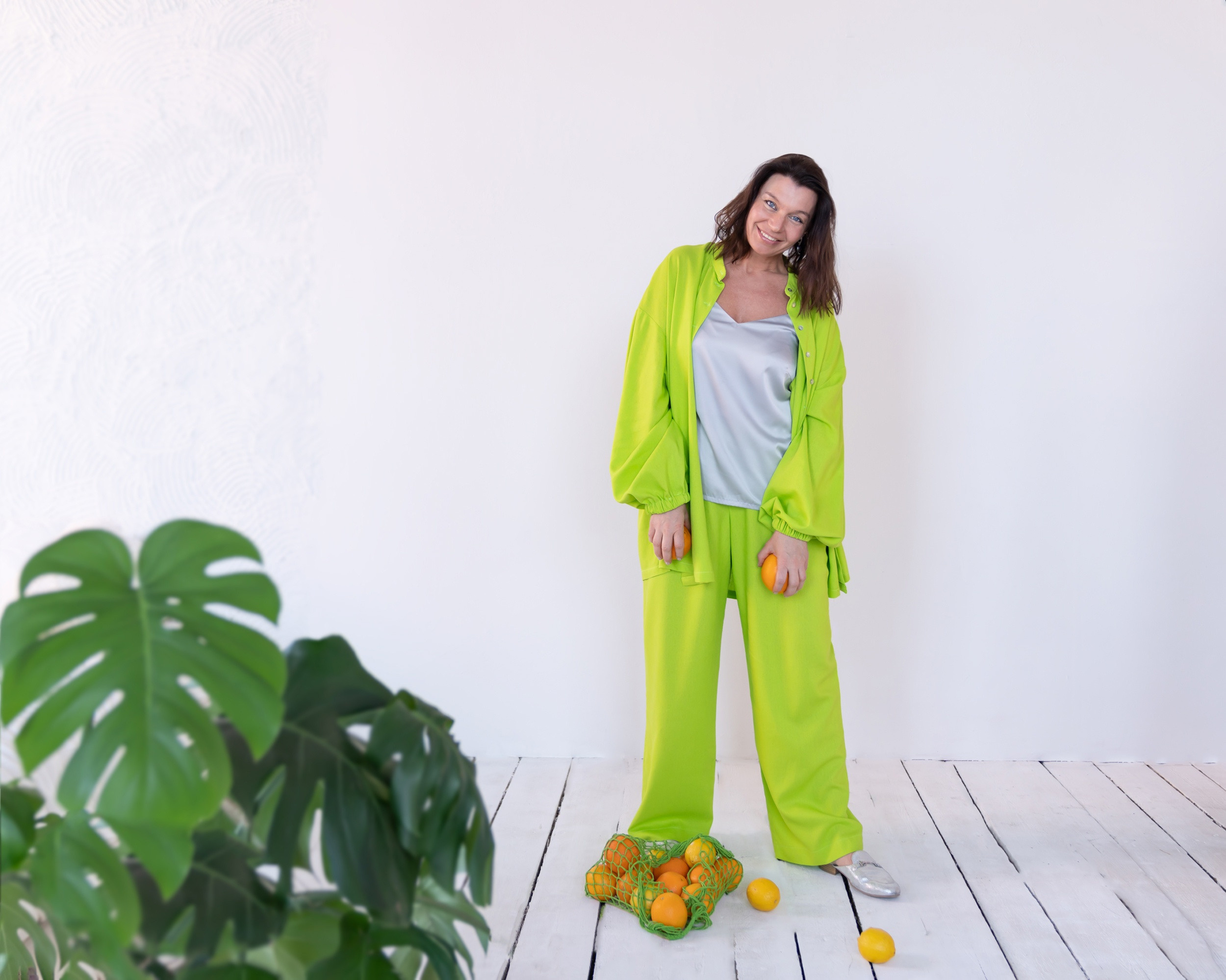 Комплект (рубашка и брюки) из ткани лен. Цвет - лайм. Рубашка в двух размерах oversize: 42-48 и 48-54. Рубашка с воротником стойкой, рукава по-низу на широкой резинке. Брюки на резинке, с карманами. Брюки в двух размерах: 42-48 и 48-54. Цена комплекта - 7600 руб.