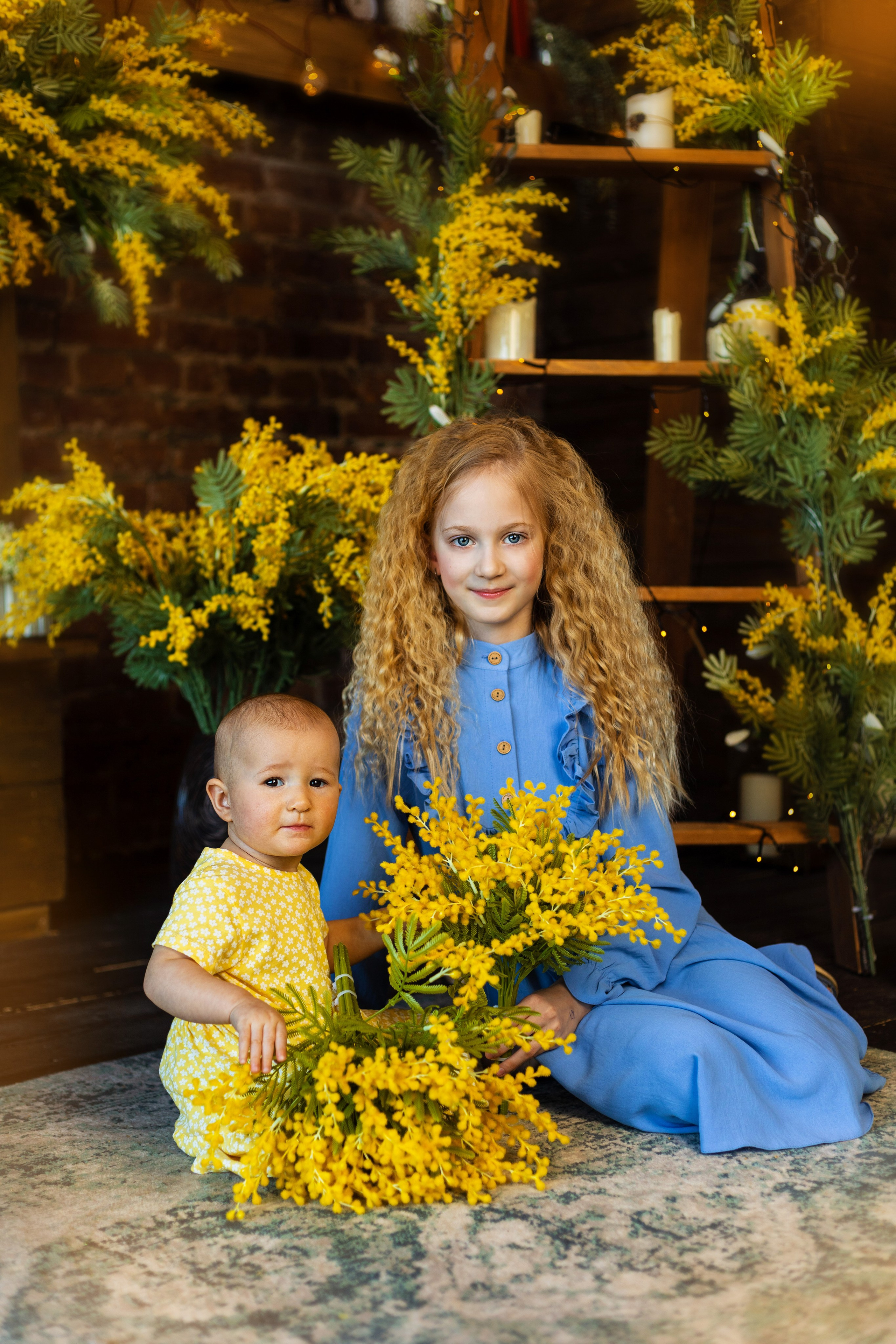 Алиса с сестренкой. Детская фотосессия в студии с мимозой. Семейный и детский фотограф в Санкт-Петербурге Павлова Елена