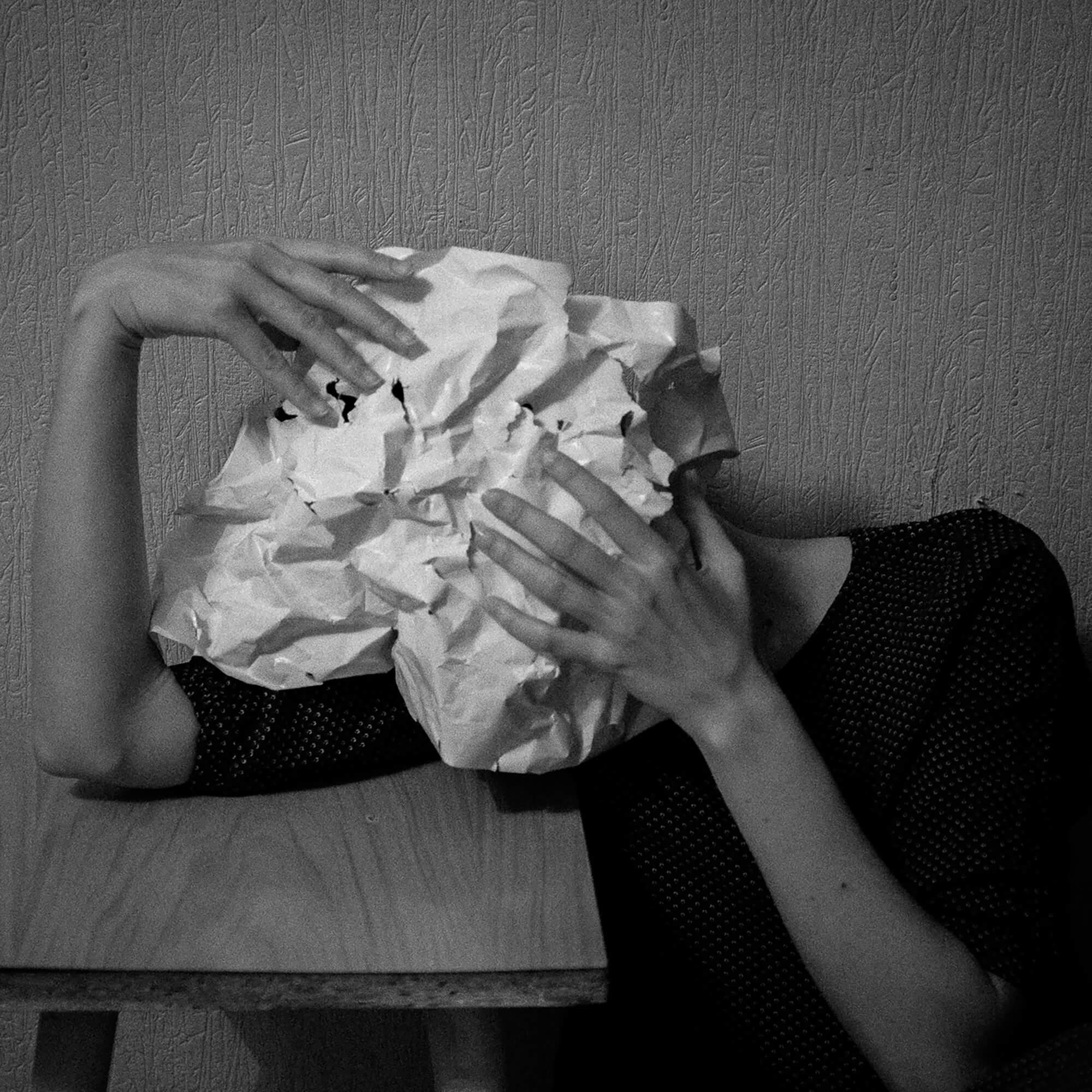 Художественный портрет девушки с бумагой