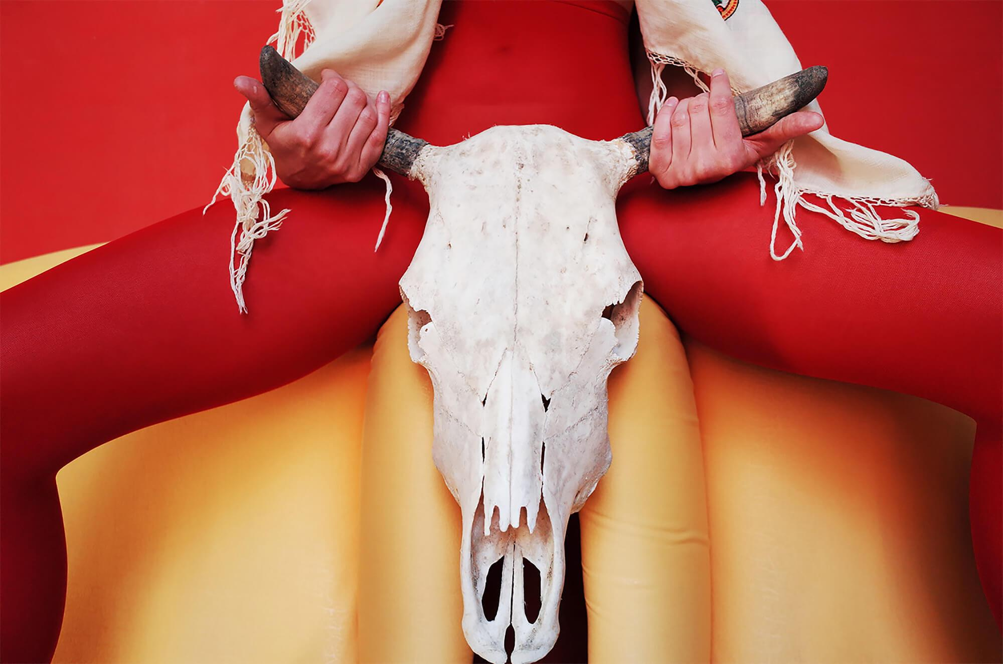 Портрет с черепом коровы 