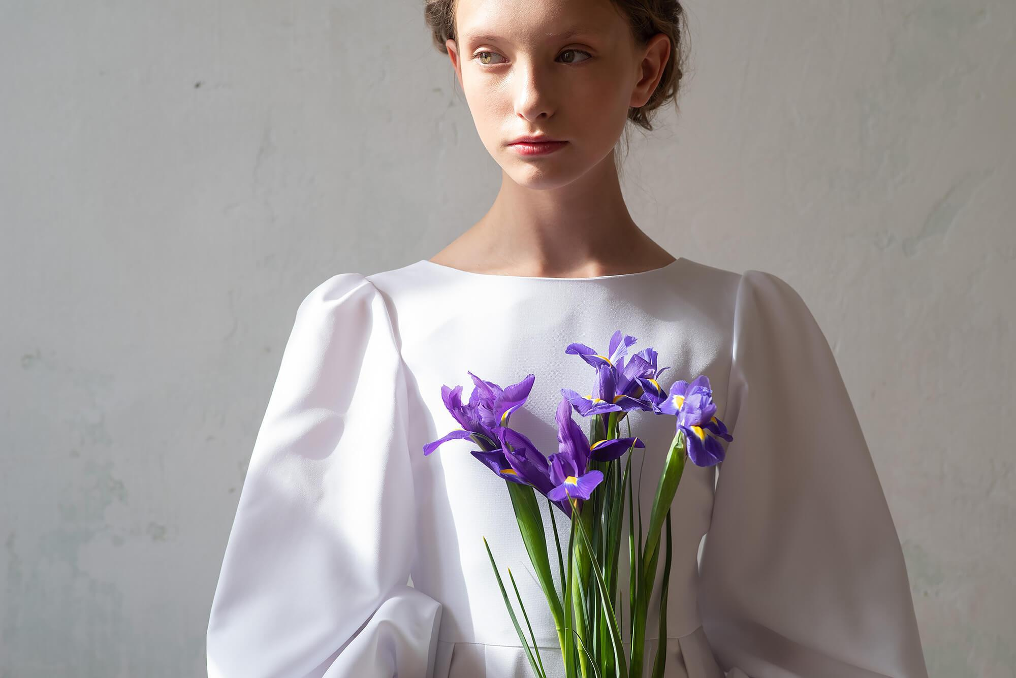 Художественный портрет девушки с цветами