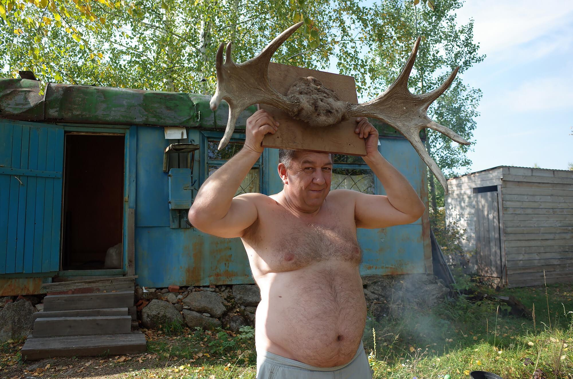 Портрет мужчины с рогами