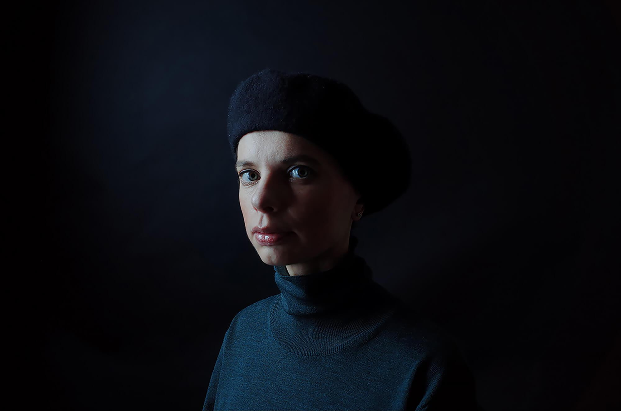 Художественный портрет девушки в черном берете