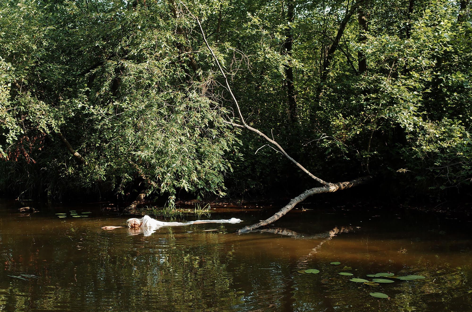 Художественный портрет девушки в воде