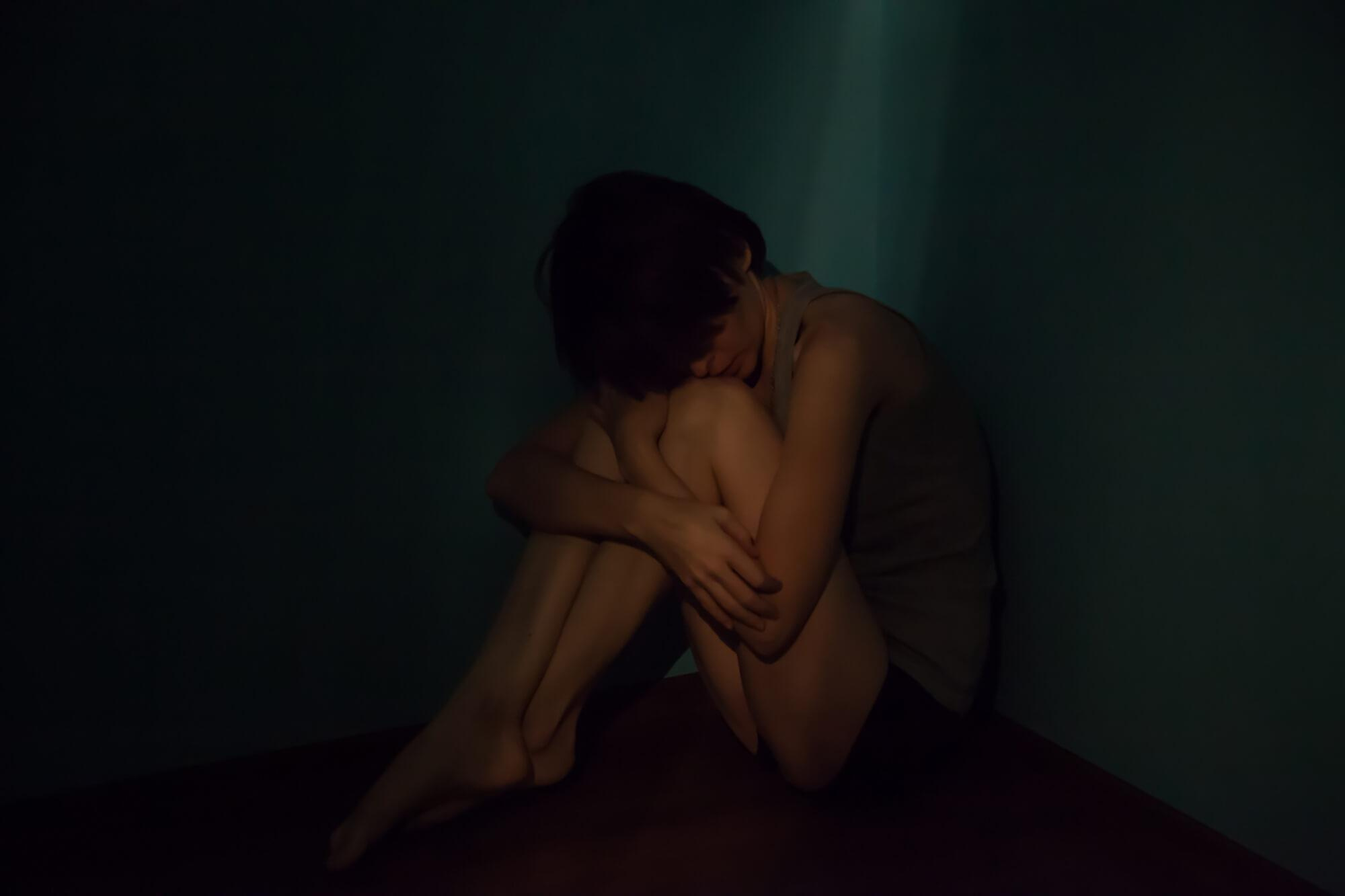 Портрет девушки в комнате