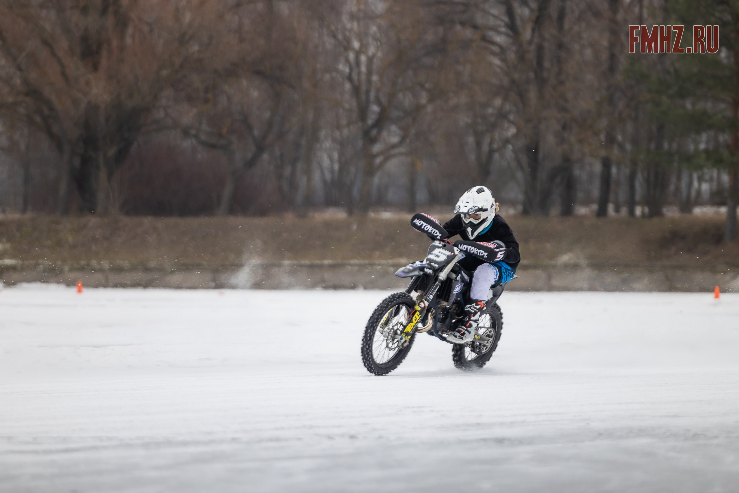 Первый этап Кубка МФР по мотокроссу на льду Большого Крылатского пруда в Москве. 8 февраля 2025 г. Фотограф Владимир Охрименко