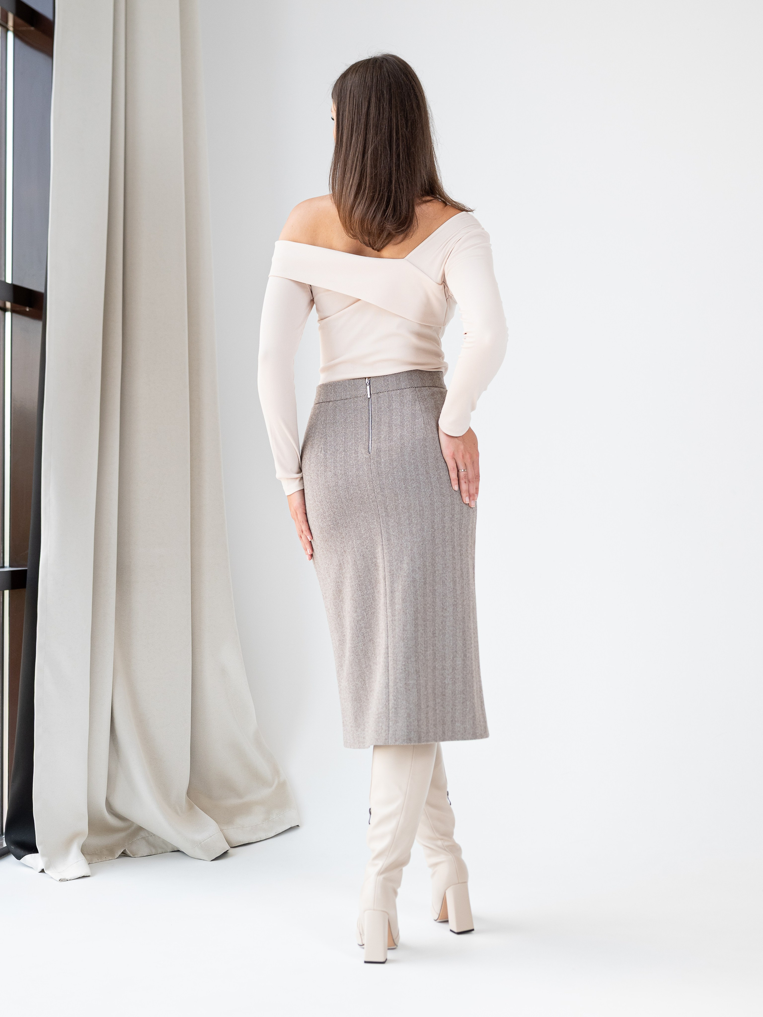 Юбки классика серый фон+интерьер. Предметный фотограф, фото для маркетплейсов Пятигорск, КМВ