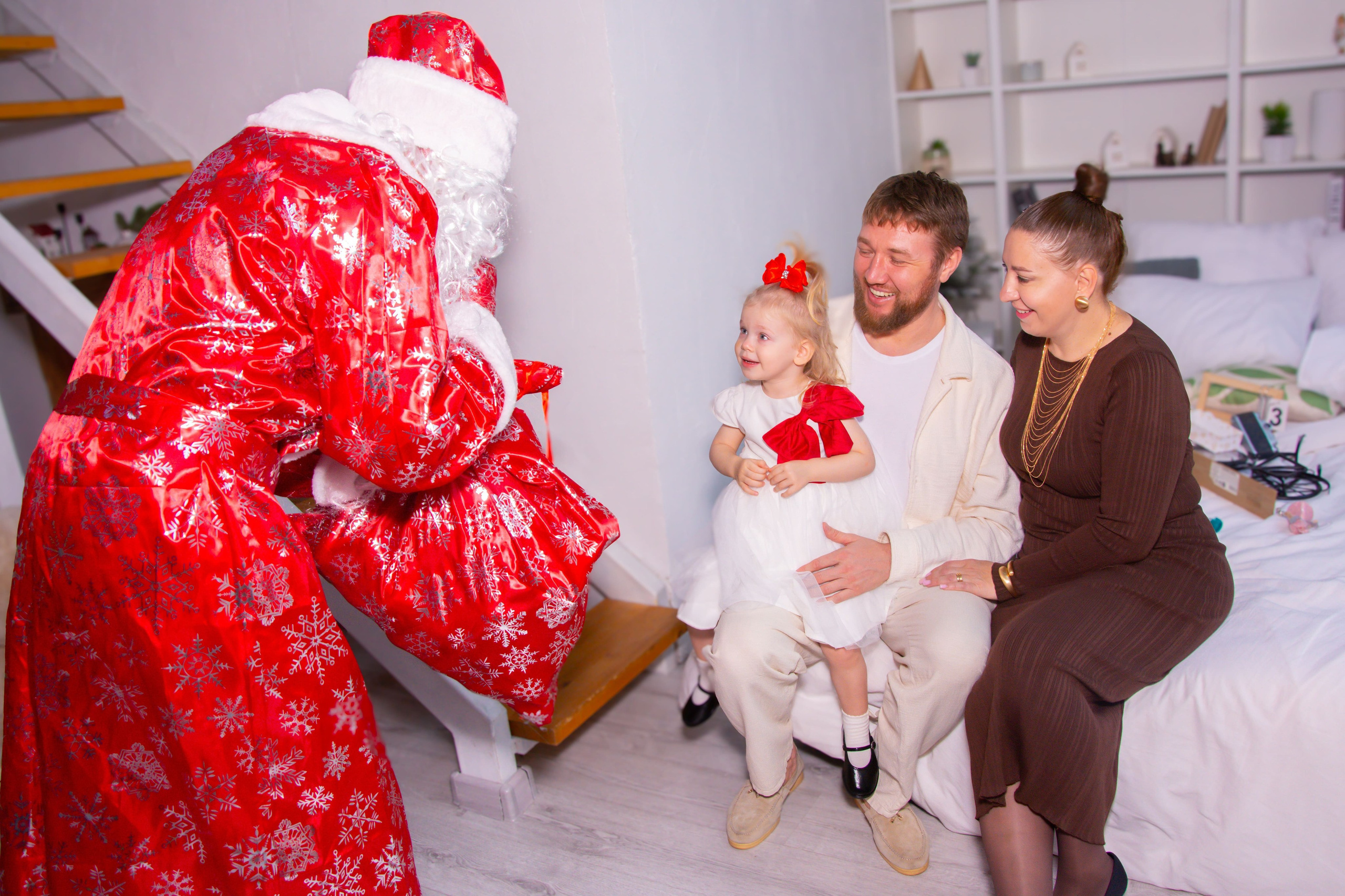 Когда праздники уже отгремели, а волшебство ещё осталось в сердце, к прекрасной Весении пришёл в гости… самый настоящий Дед Мороз!. Профессиональный фотограф Евгения Бусова в Москве. Семейные, индивидуальные, репортажные и другие фотосессии с душой. 📸