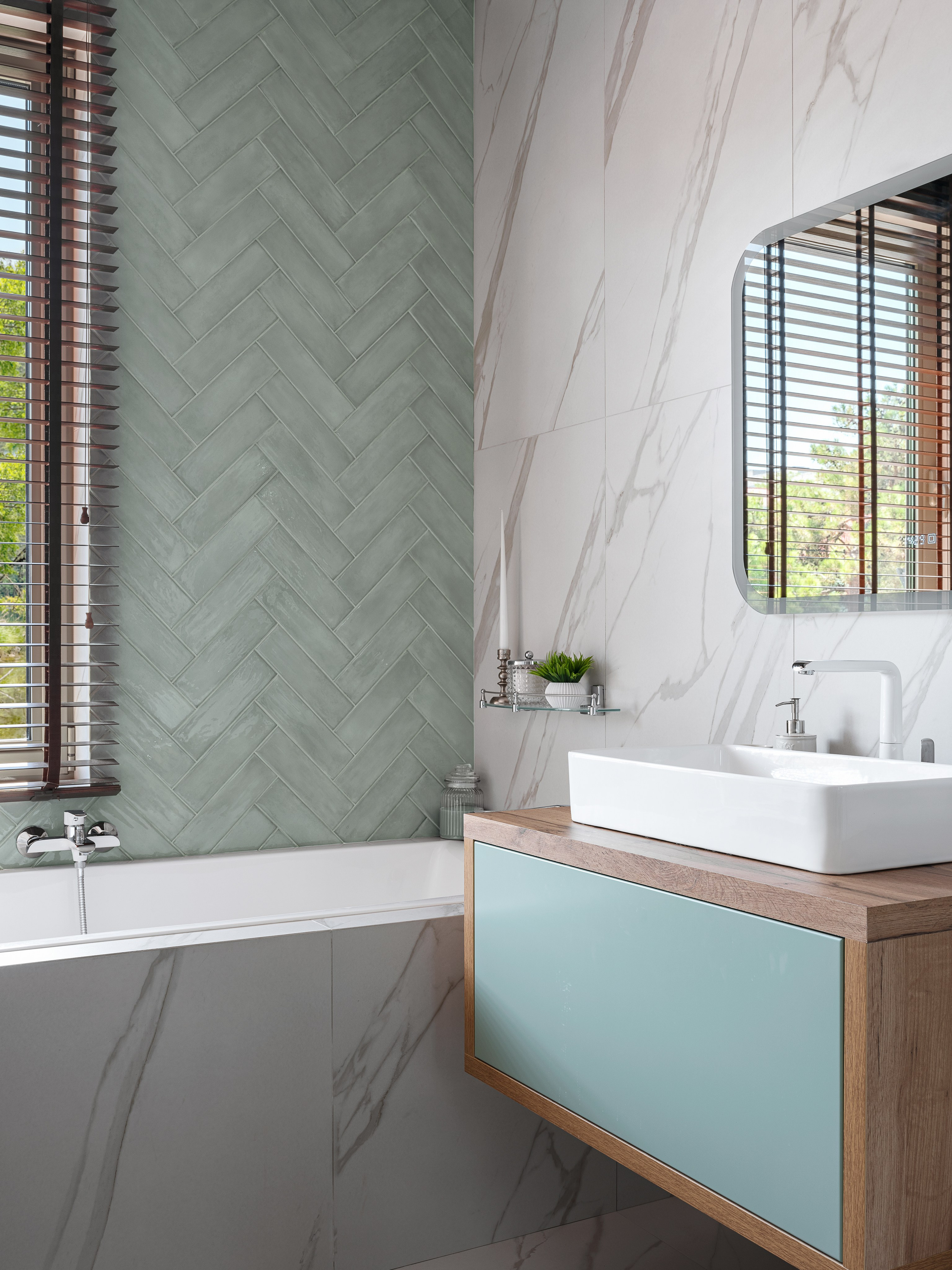 Современная ванная комната с плиткой под мрамор и акцентной зелёной плиткой «ёлочкой», подвесной тумбой с матовым фасадом и белой раковиной, дизайн интерьера Алёна Попова и Анастасия Дмитриева, фото Сергей Денисенко.