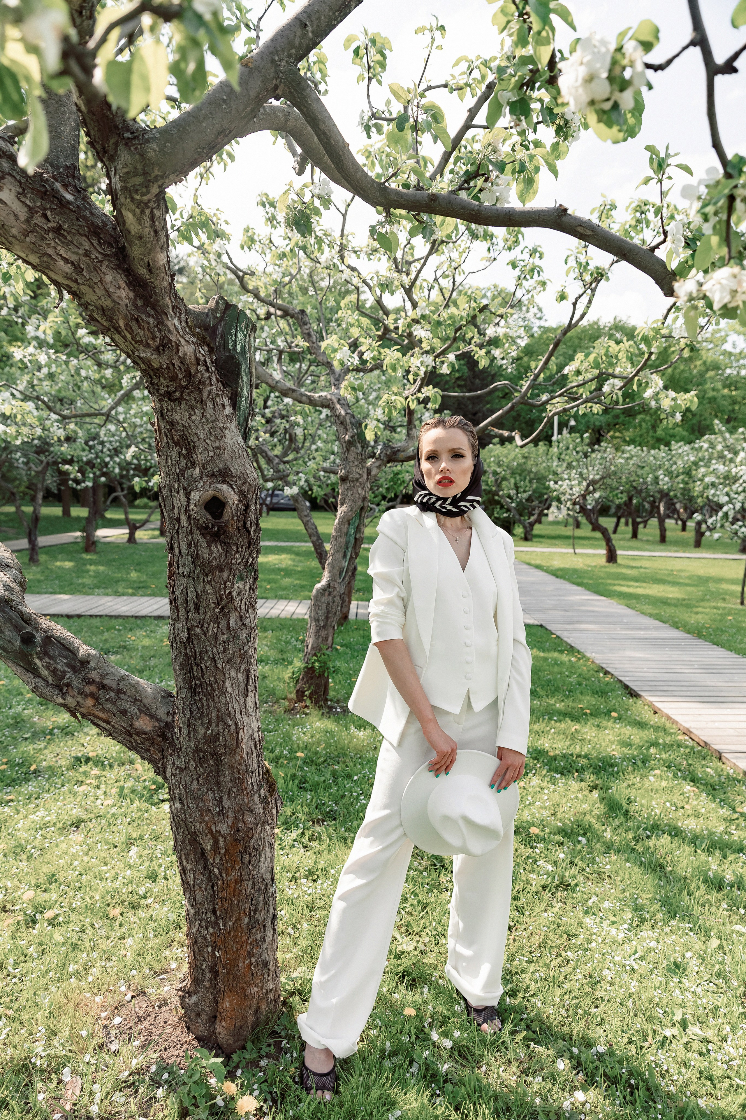 Портретная фотосессия Даши среди яблонь. Свадебный фотограф Москва