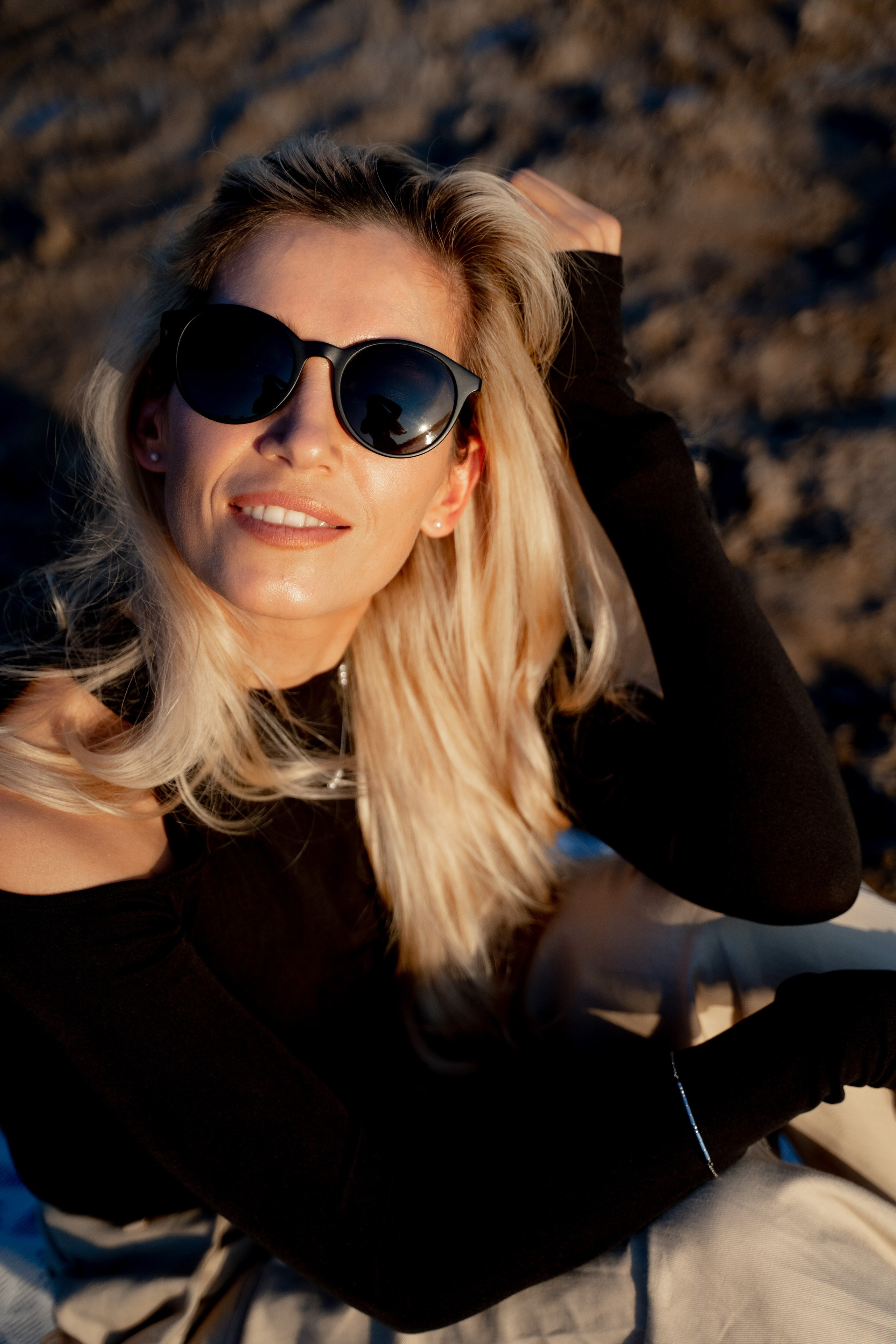 Девушки на берегу