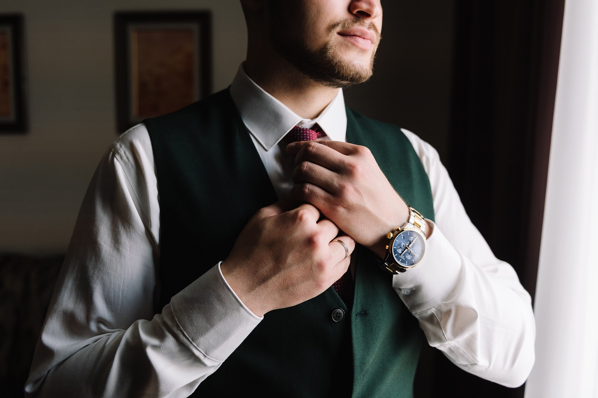 Жених поправляет галстук.