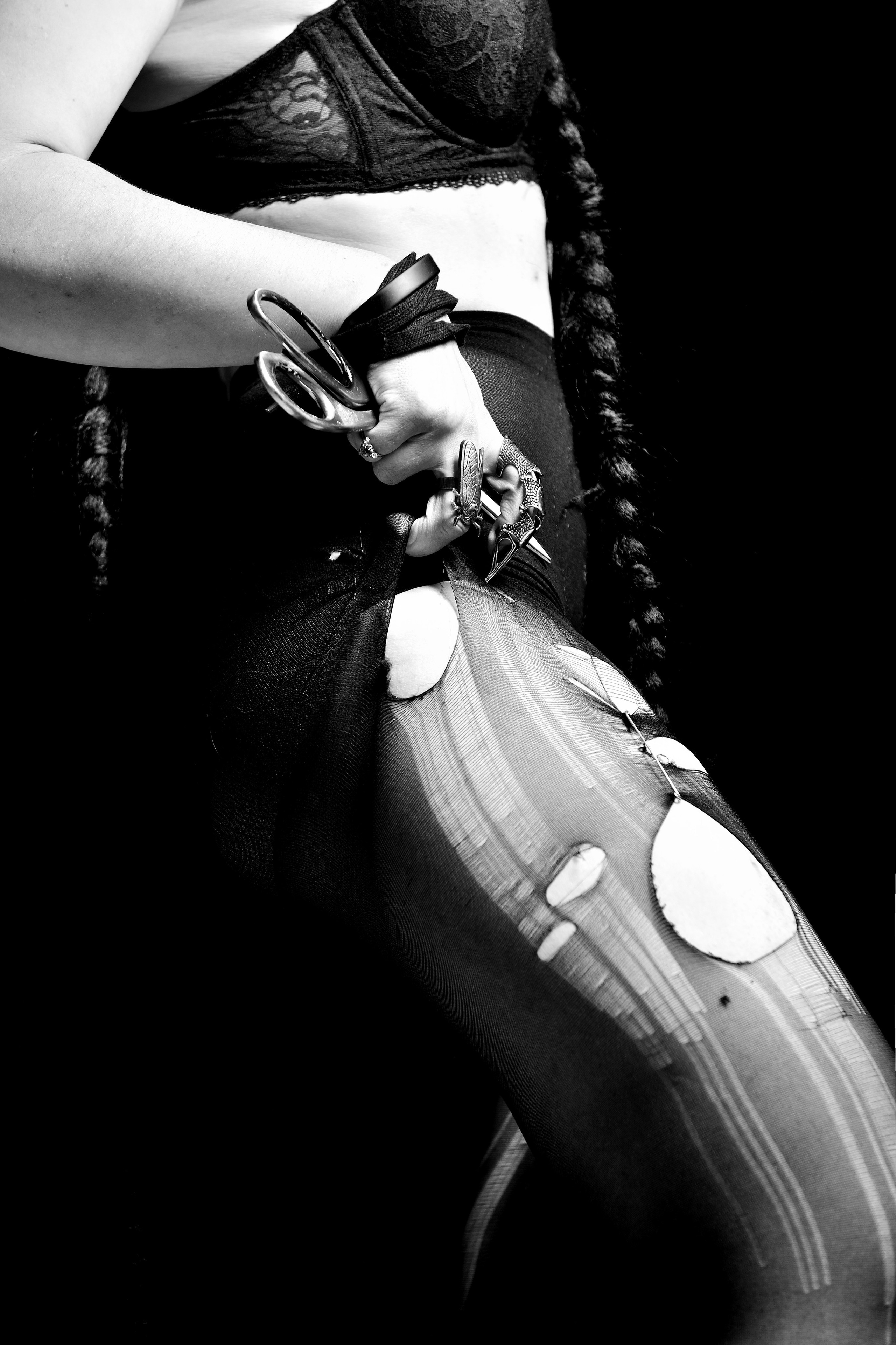 Рваные колготки, как аксессуар на фотосессию.