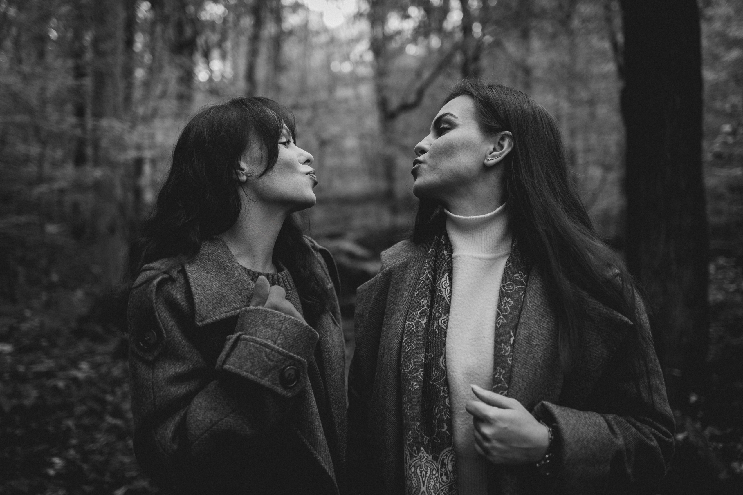 Две подружки в лесу. Фотограф в Краснодаре | Женский портрет, семейные, репортаж мероприятий, ню, арт-ню | Лагунов Владимир