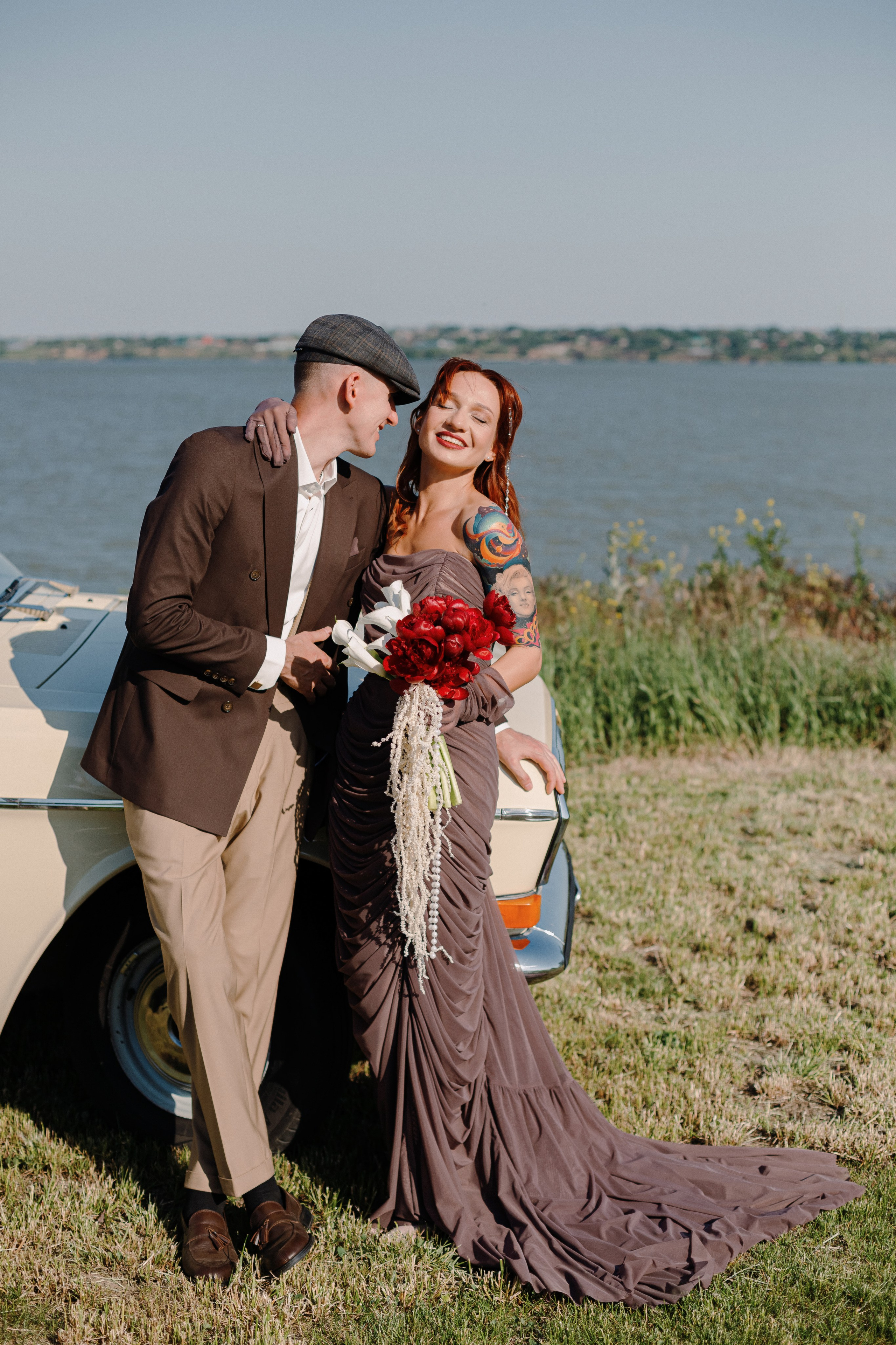 Жених и невеста Валентин и Алина у ретро автомобиля на берегу залива, свадебная фотосъёмка в Таганроге
