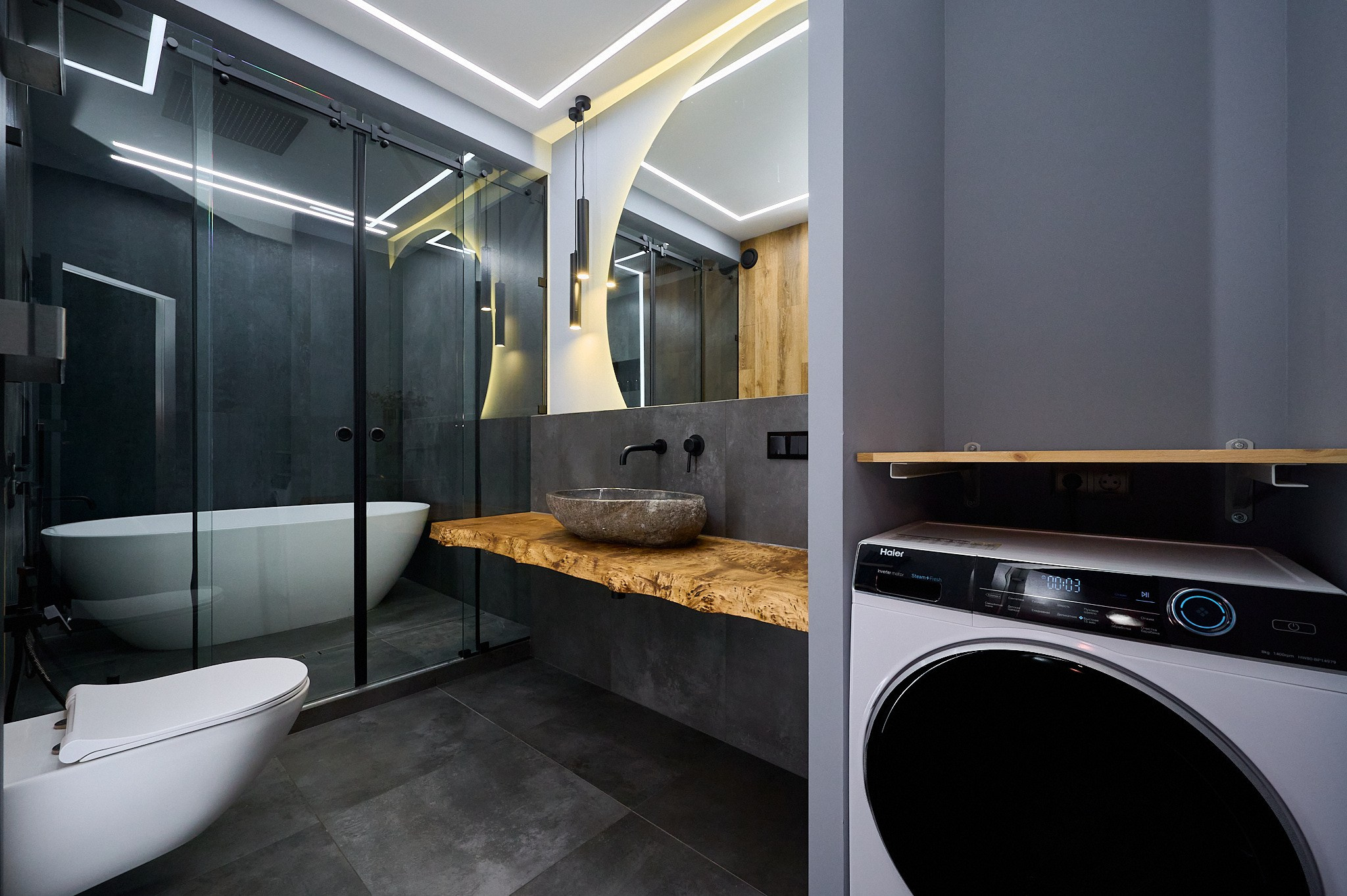 ванная комната темные оттенки душевая кабина серая раковина большое зеркало  