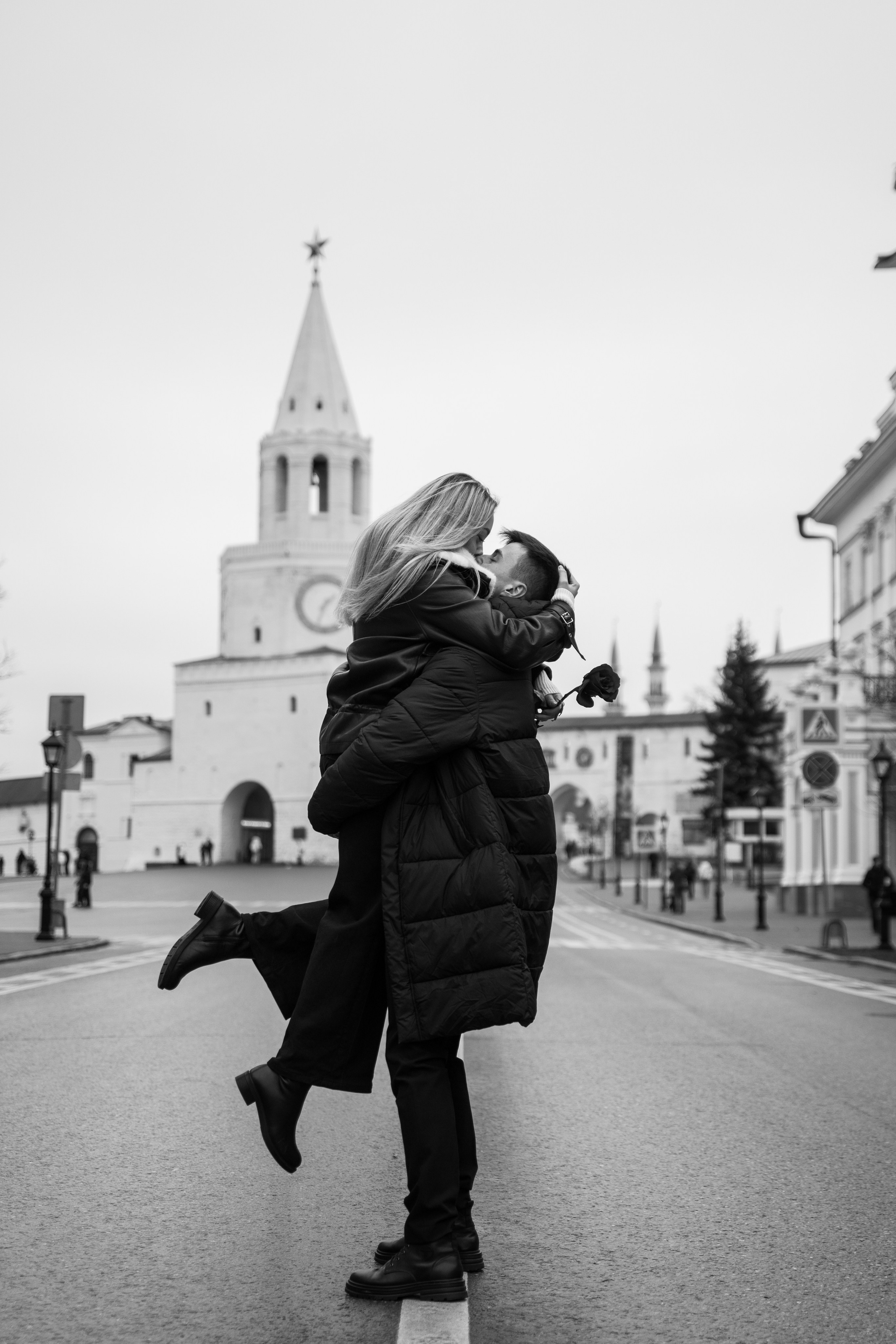 съёмка пары рядом с машиной в Казани