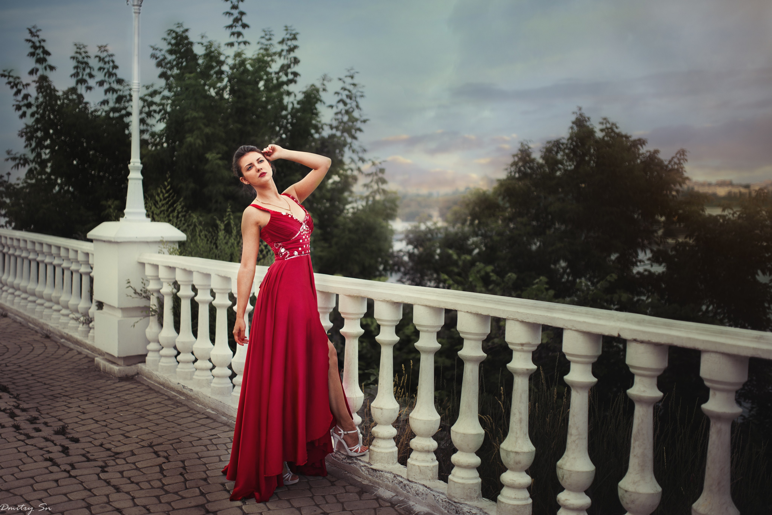 Фотосет на набережной Воронежа с Кристиной в красном платье в формате для «себя»