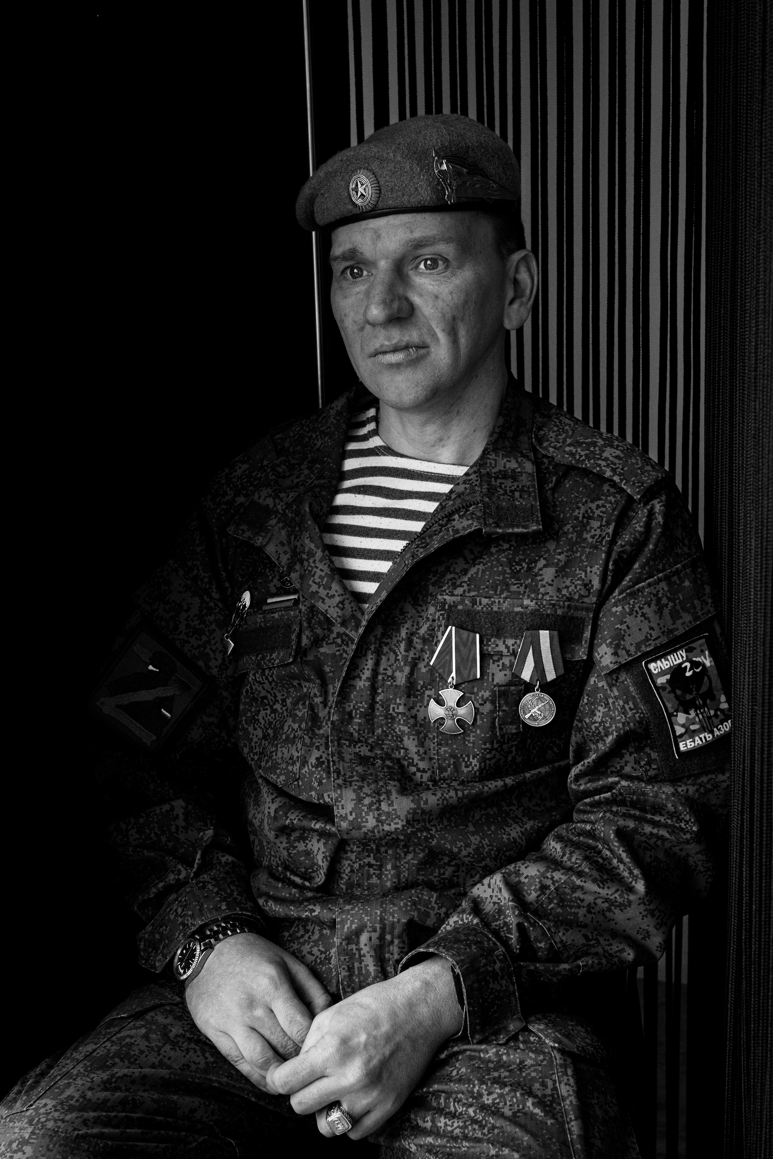 Мой герой Дмитрий, пережил серьезное ранение, учится заново ходить, говорить, читать