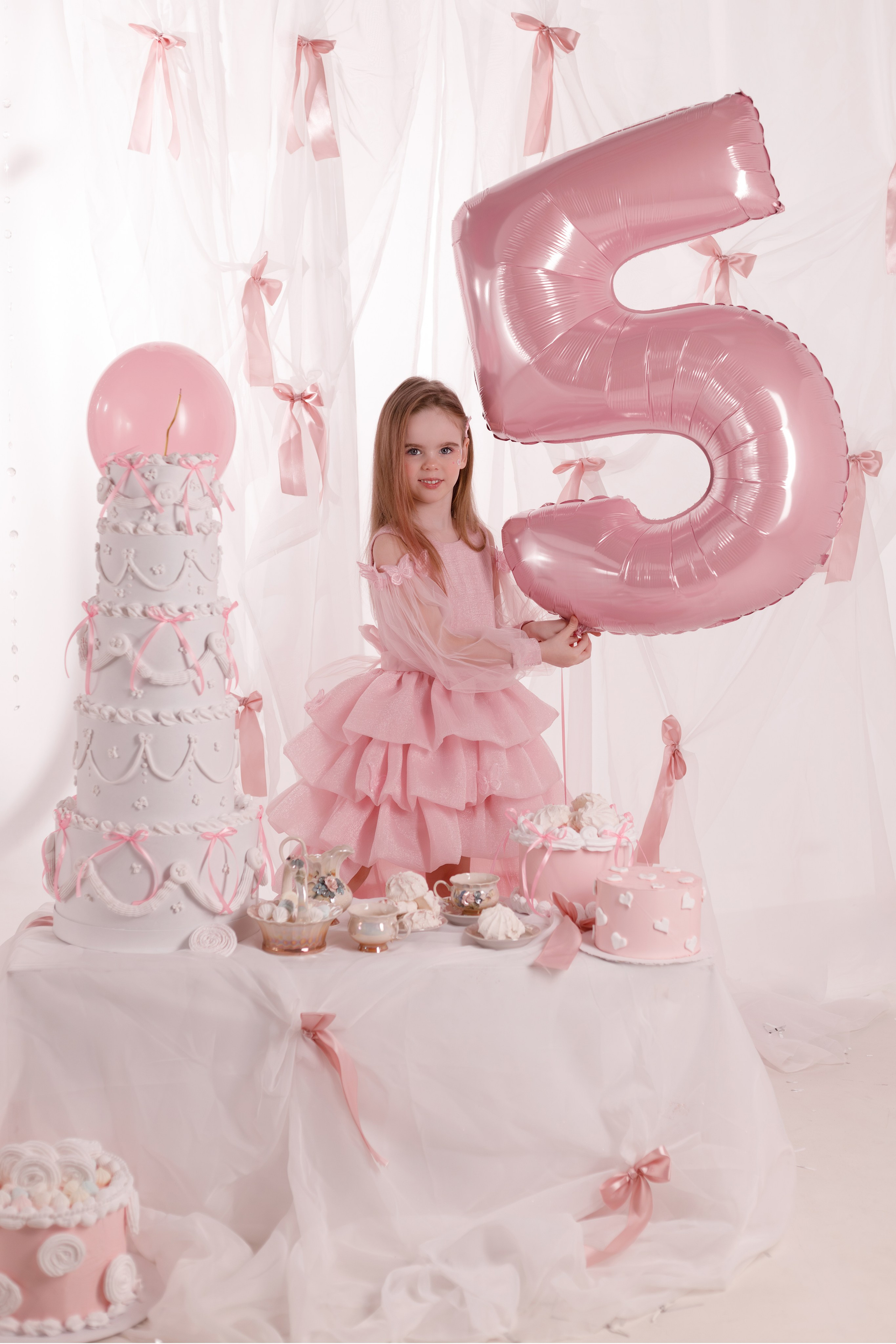 Фотосессия на День Рождения для девочек — сладкий праздник в сказочных декорациях. Детский студийный фотограф Сочи