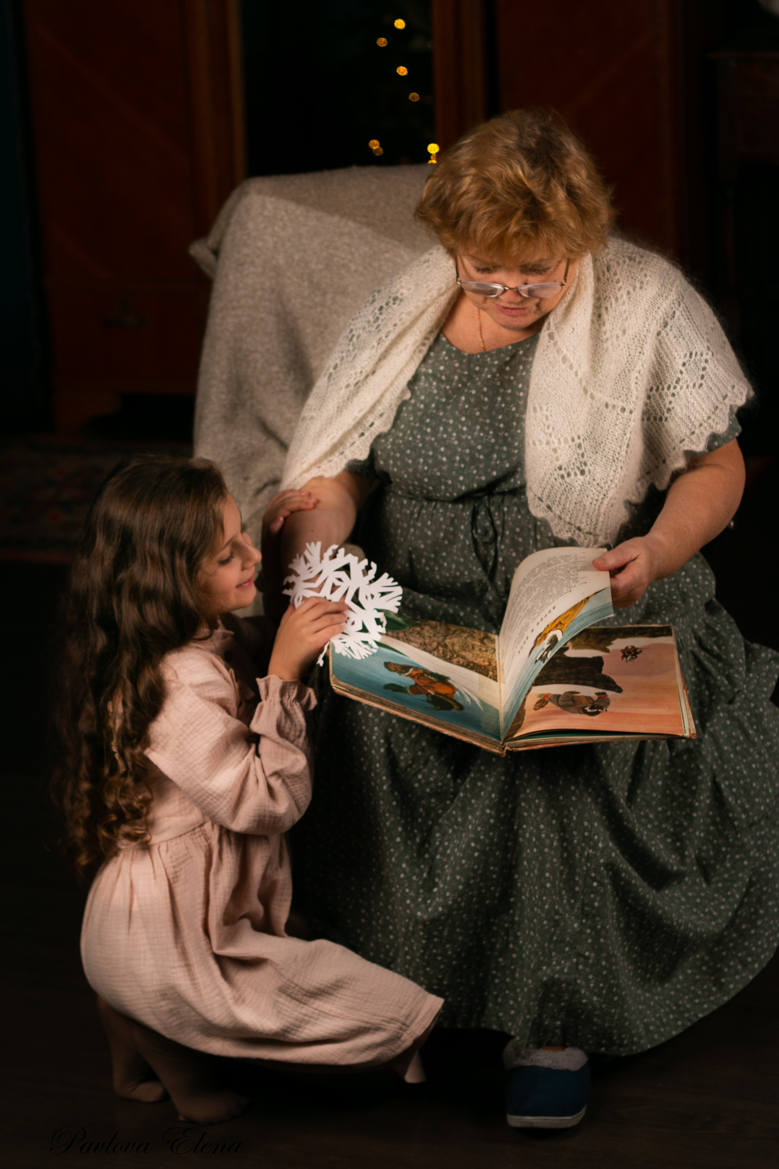 Внучка слушает рассказы бабушки