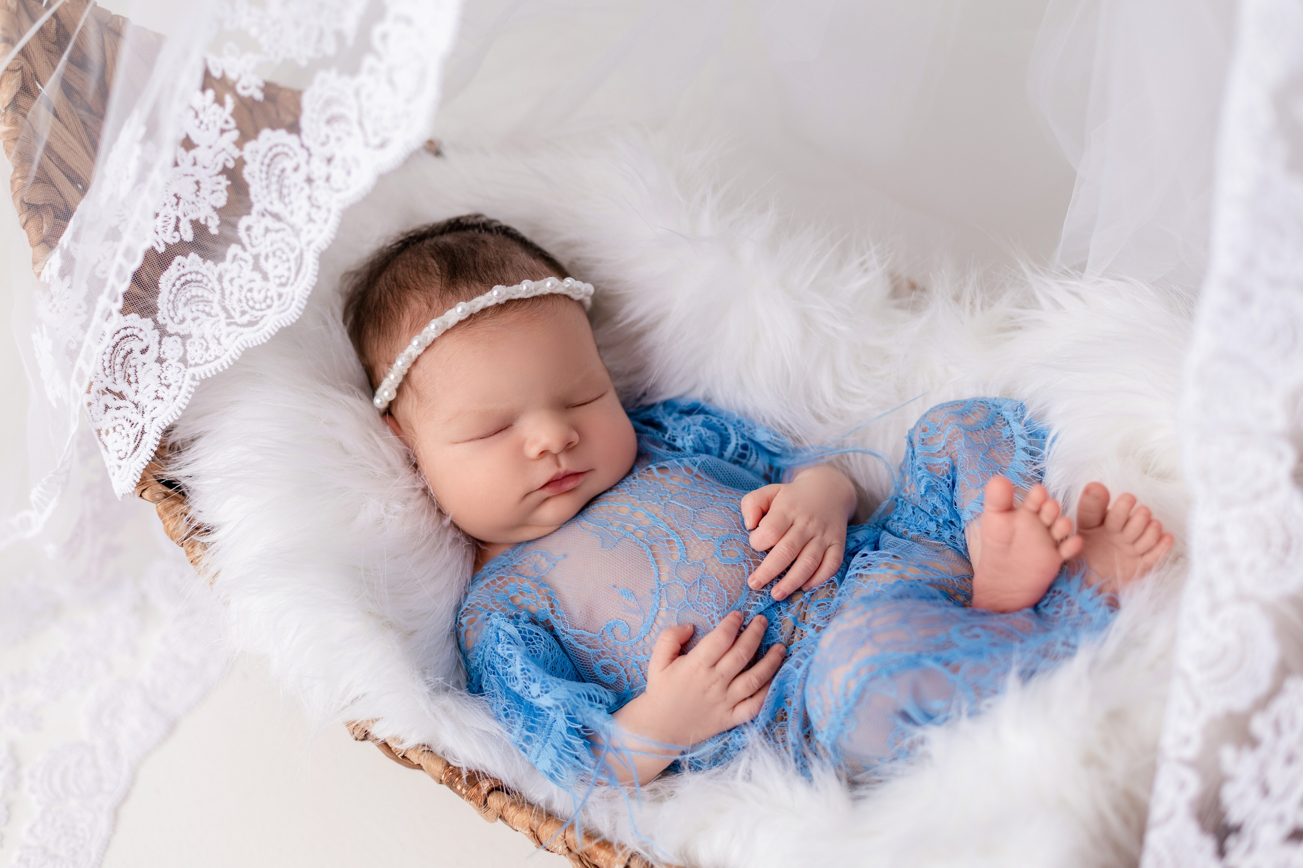 Аделина, 6 дней (в работе, без ретуши). Фотограф новорожденных в Нижнем Новгороде Надежда Кадылкина