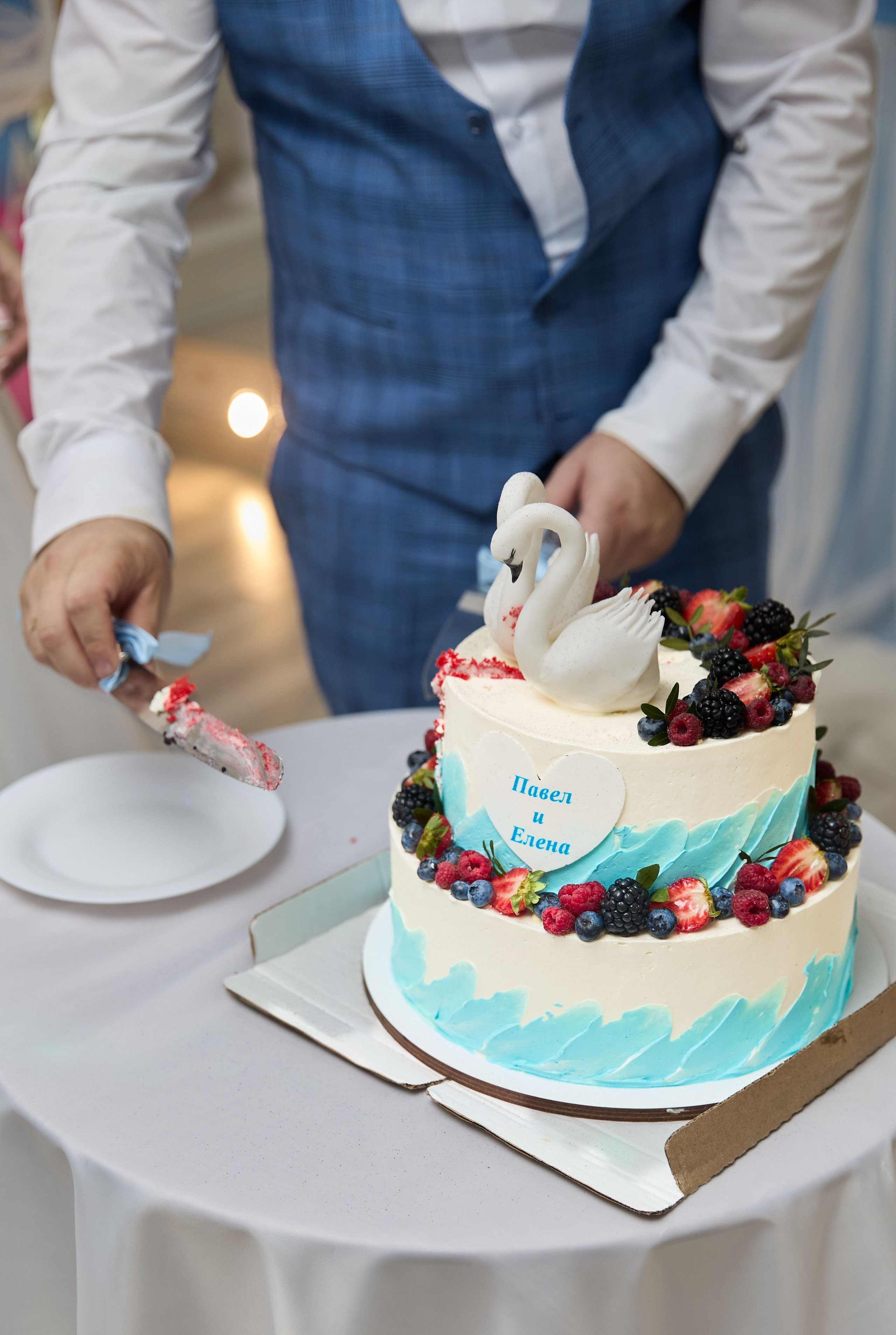 Свадебный торт снял фотограф на банкете