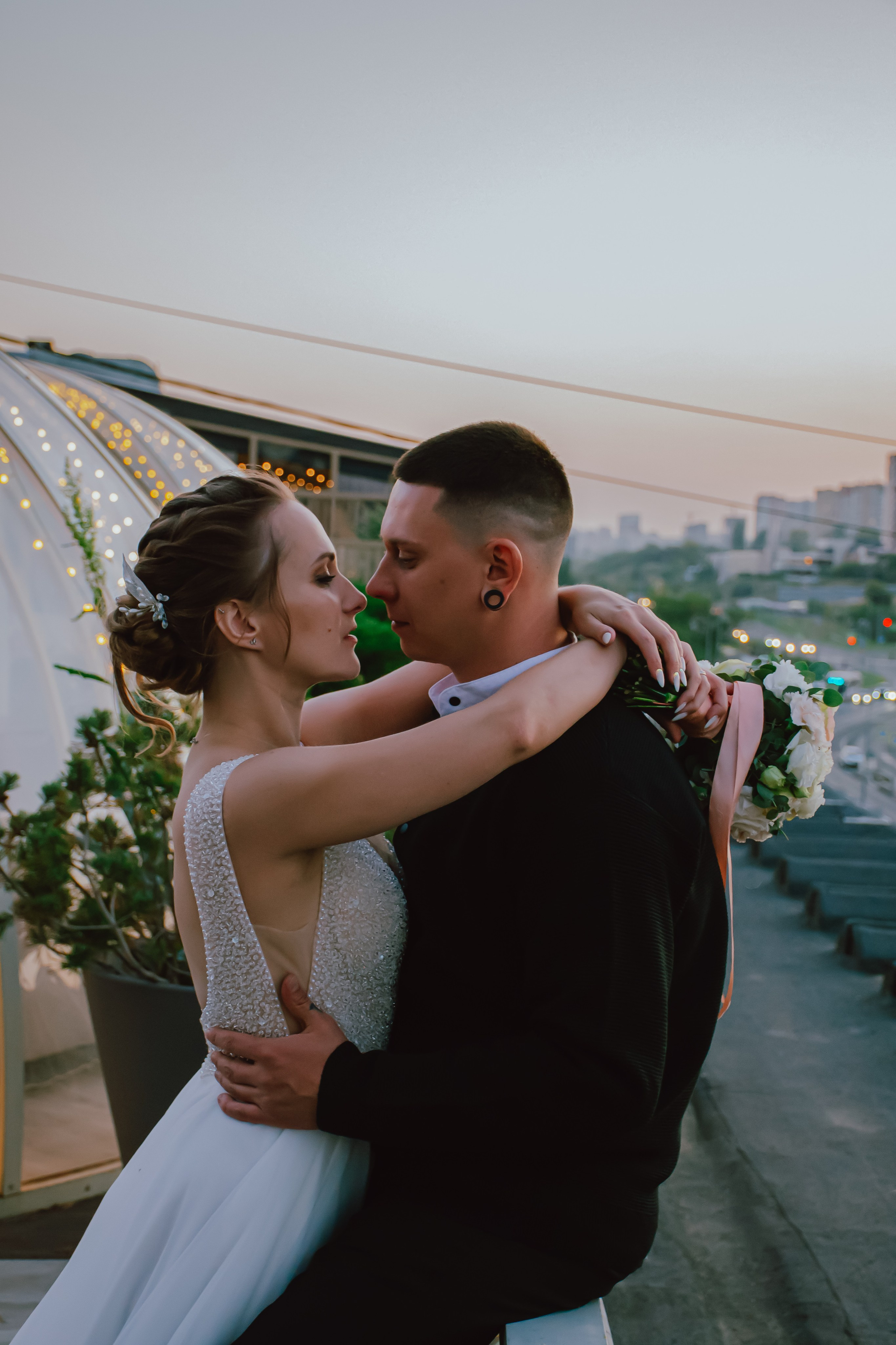 Изящный свадебный портрет молодоженов в историческом центре Волгограда