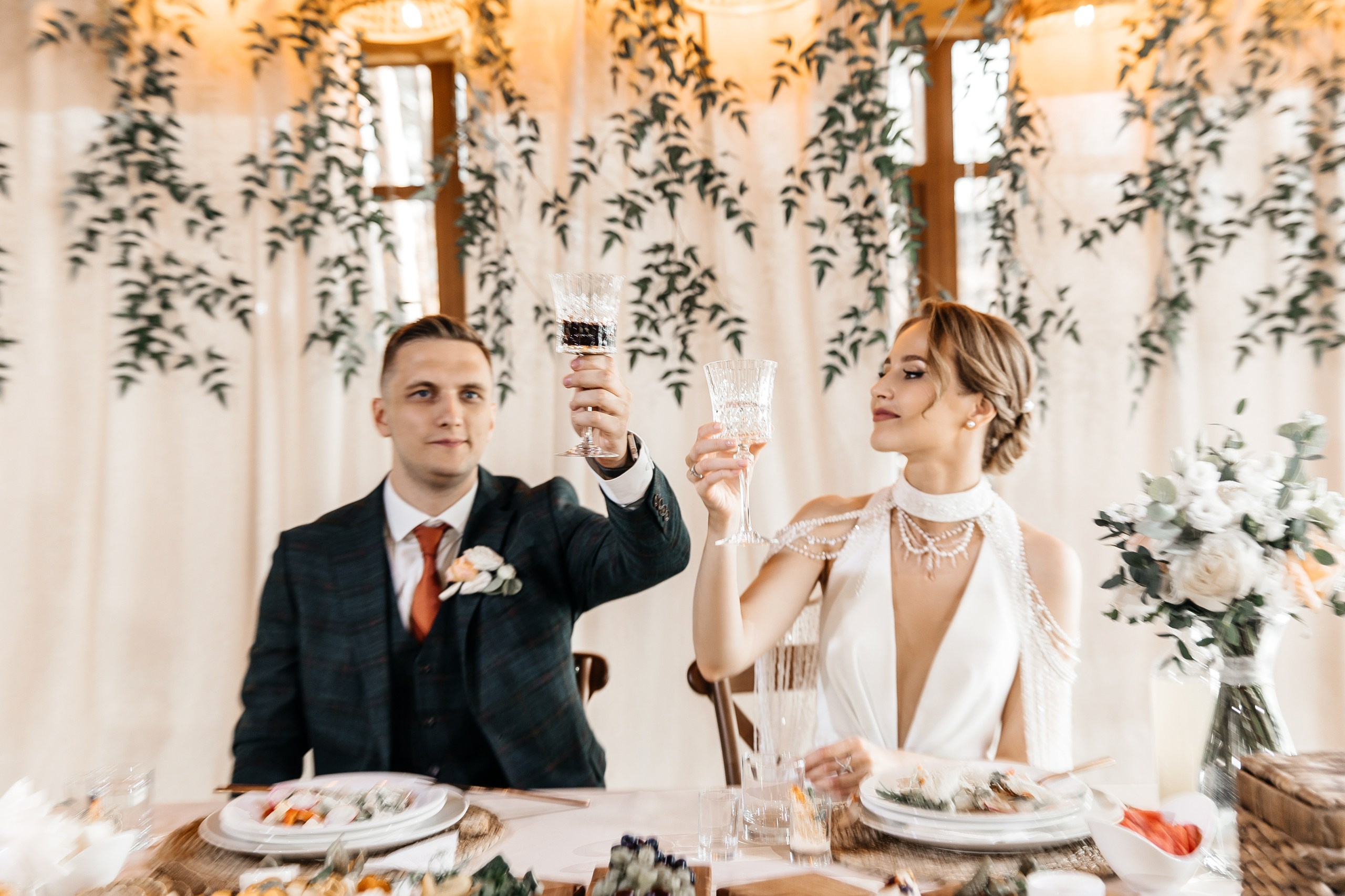 Здравствуйте! Я&nbsp;свадебный фотограф из&nbsp;Ульяновска, работаю в&nbsp;том числе по&nbsp;всей России и&nbsp;с&nbsp;выездом за&nbsp;границу. Снимаю свадьбы, lovestory, корпоративы, светский репортаж. Провожу обучение по&nbsp;фотографии, мастер-классы и&nbsp;воркшопы для других фотографов.