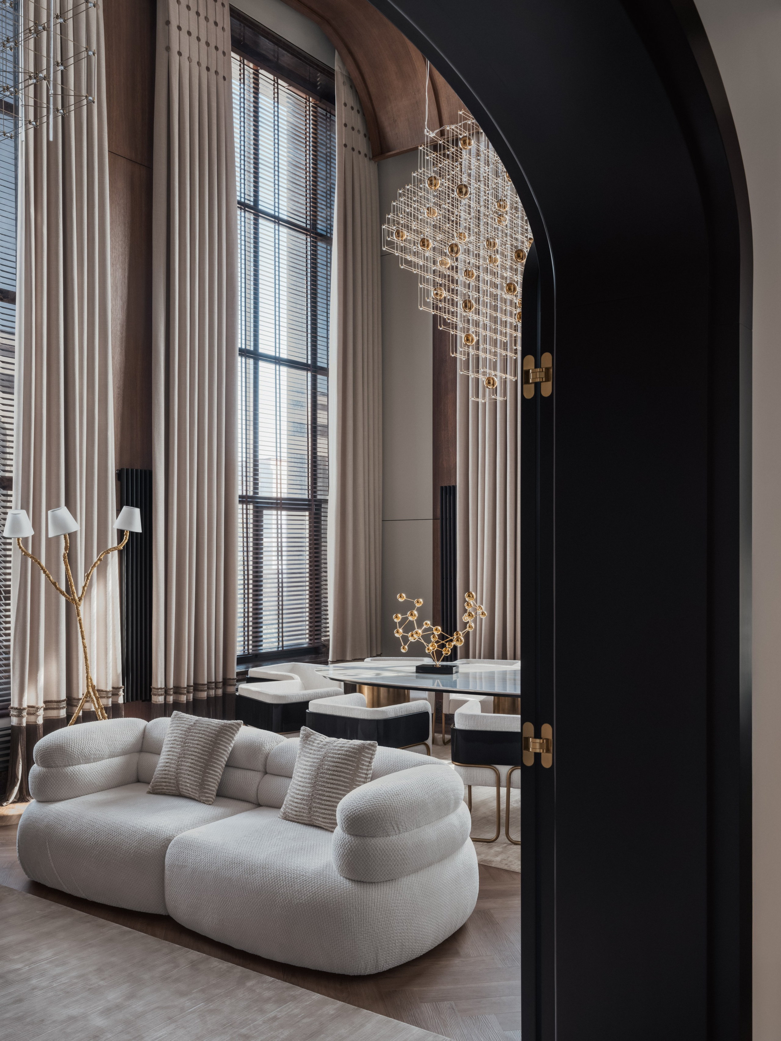 Интерьер гостиной с contemporary luxury эстетикой, тёмным деревом и натуральным камнем